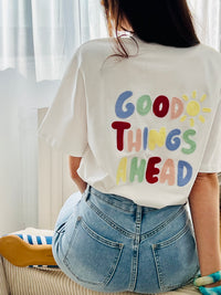 Craquez pour ce tee-shirt écru femme à manches courtes, confortable et facile à porter. Confectionné en 100 % coton, il possède un col rond classique et une inscription brodée “Good things Ahead” sur le devant et au dos. Ses touches de bleu, vert, jaune, rose et fuchsia apportent une note colorée et positive à ce t-shirt écru du quotidien.