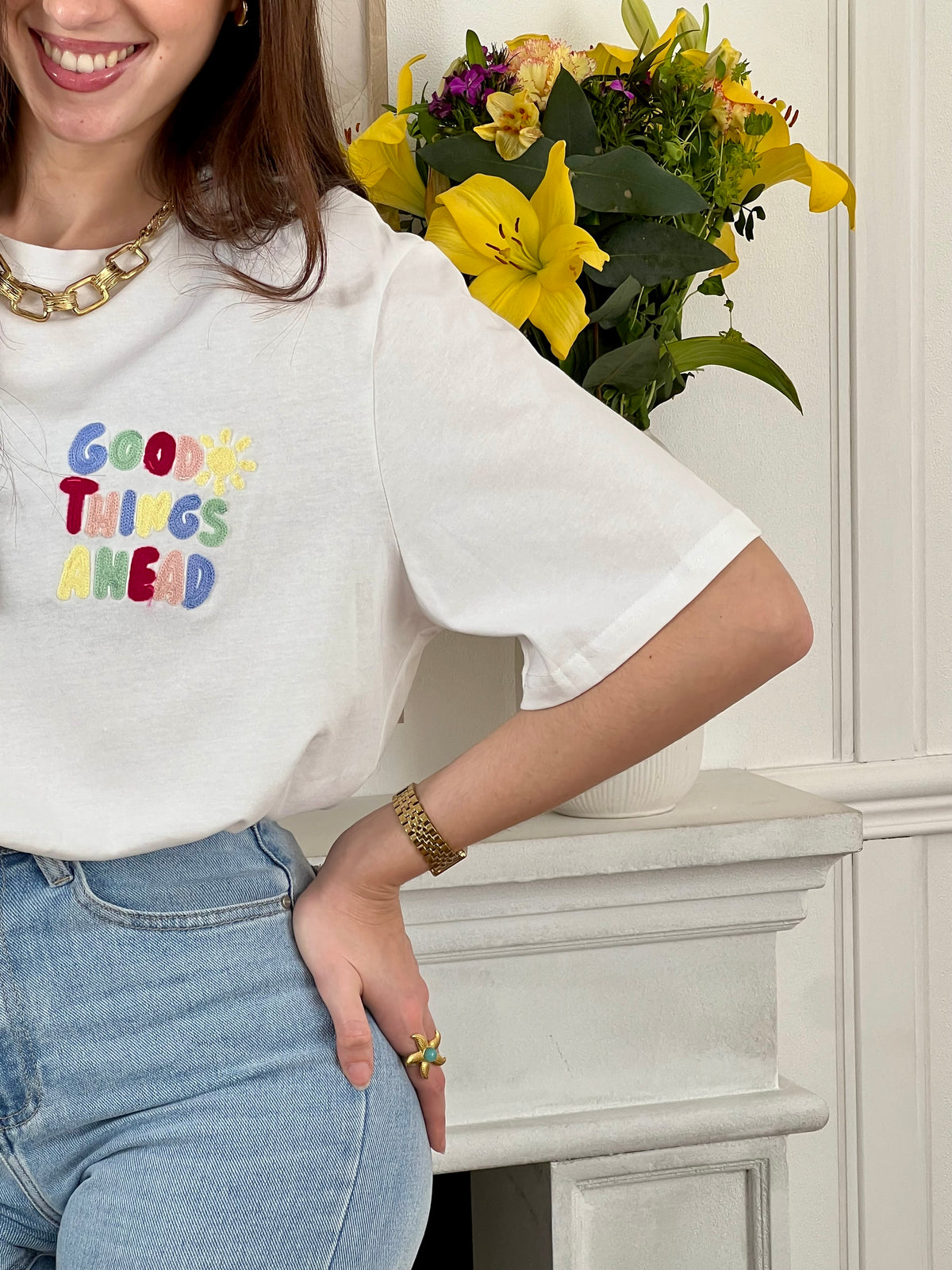 Craquez pour ce tee-shirt écru femme à manches courtes, confortable et facile à porter. Confectionné en 100 % coton, il possède un col rond classique et une inscription brodée “Good things Ahead” sur le devant et au dos. Ses touches de bleu, vert, jaune, rose et fuchsia apportent une note colorée et positive à ce t-shirt écru du quotidien.