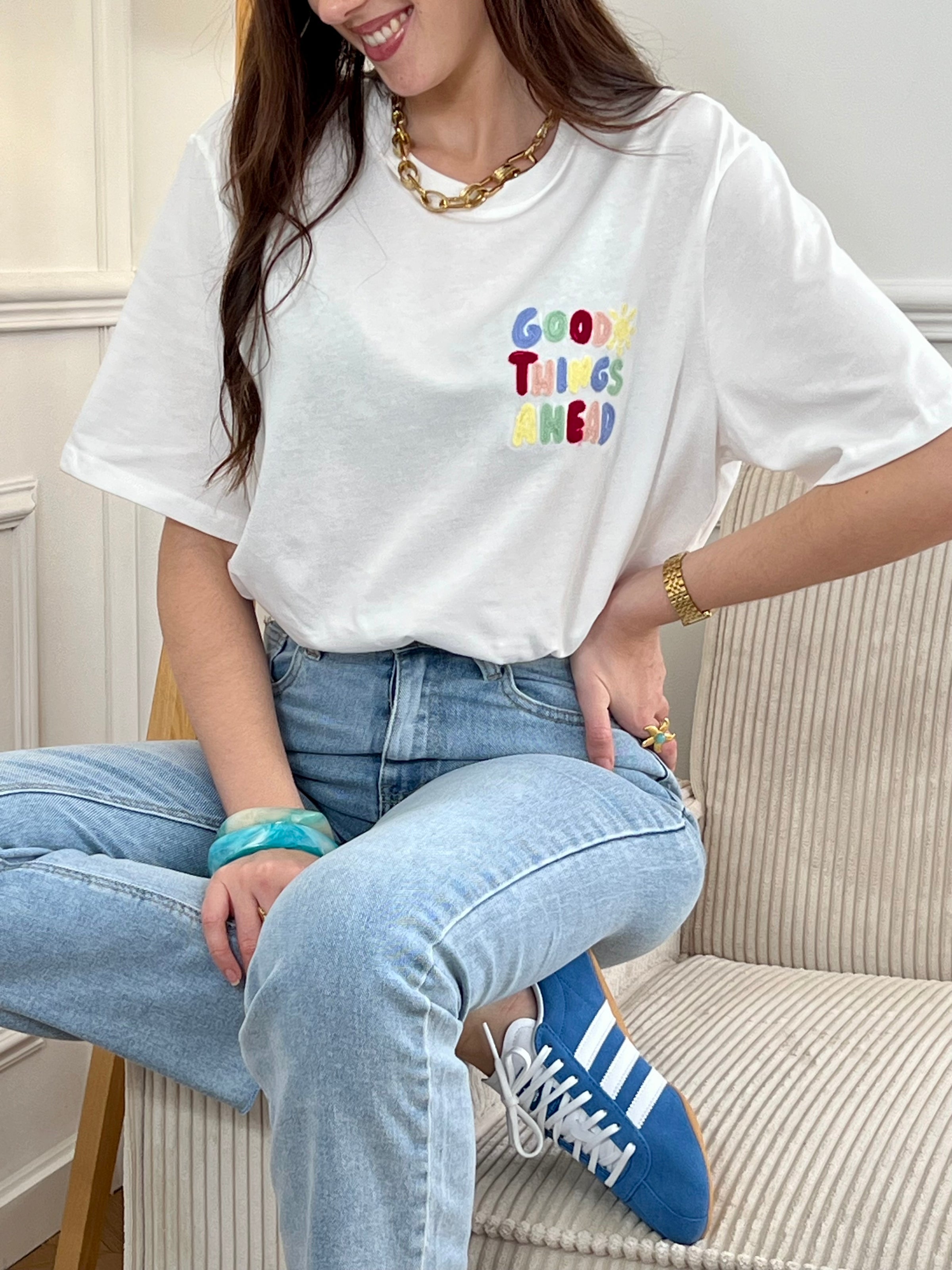 Craquez pour ce tee-shirt écru femme à manches courtes, confortable et facile à porter. Confectionné en 100 % coton, il possède un col rond classique et une inscription brodée “Good things Ahead” sur le devant et au dos. Ses touches de bleu, vert, jaune, rose et fuchsia apportent une note colorée et positive à ce t-shirt écru du quotidien.