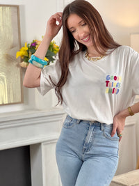 Craquez pour ce tee-shirt écru femme à manches courtes, confortable et facile à porter. Confectionné en 100 % coton, il possède un col rond classique et une inscription brodée “Good things Ahead” sur le devant et au dos. Ses touches de bleu, vert, jaune, rose et fuchsia apportent une note colorée et positive à ce t-shirt écru du quotidien.