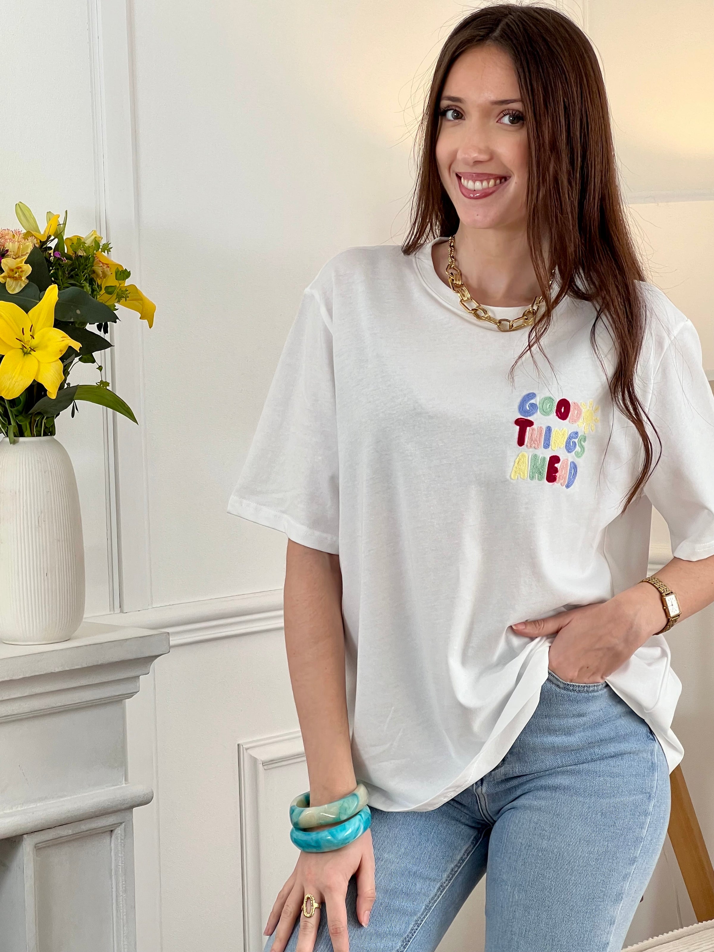 Craquez pour ce tee-shirt écru femme à manches courtes, confortable et facile à porter. Confectionné en 100 % coton, il possède un col rond classique et une inscription brodée “Good things Ahead” sur le devant et au dos. Ses touches de bleu, vert, jaune, rose et fuchsia apportent une note colorée et positive à ce t-shirt écru du quotidien.