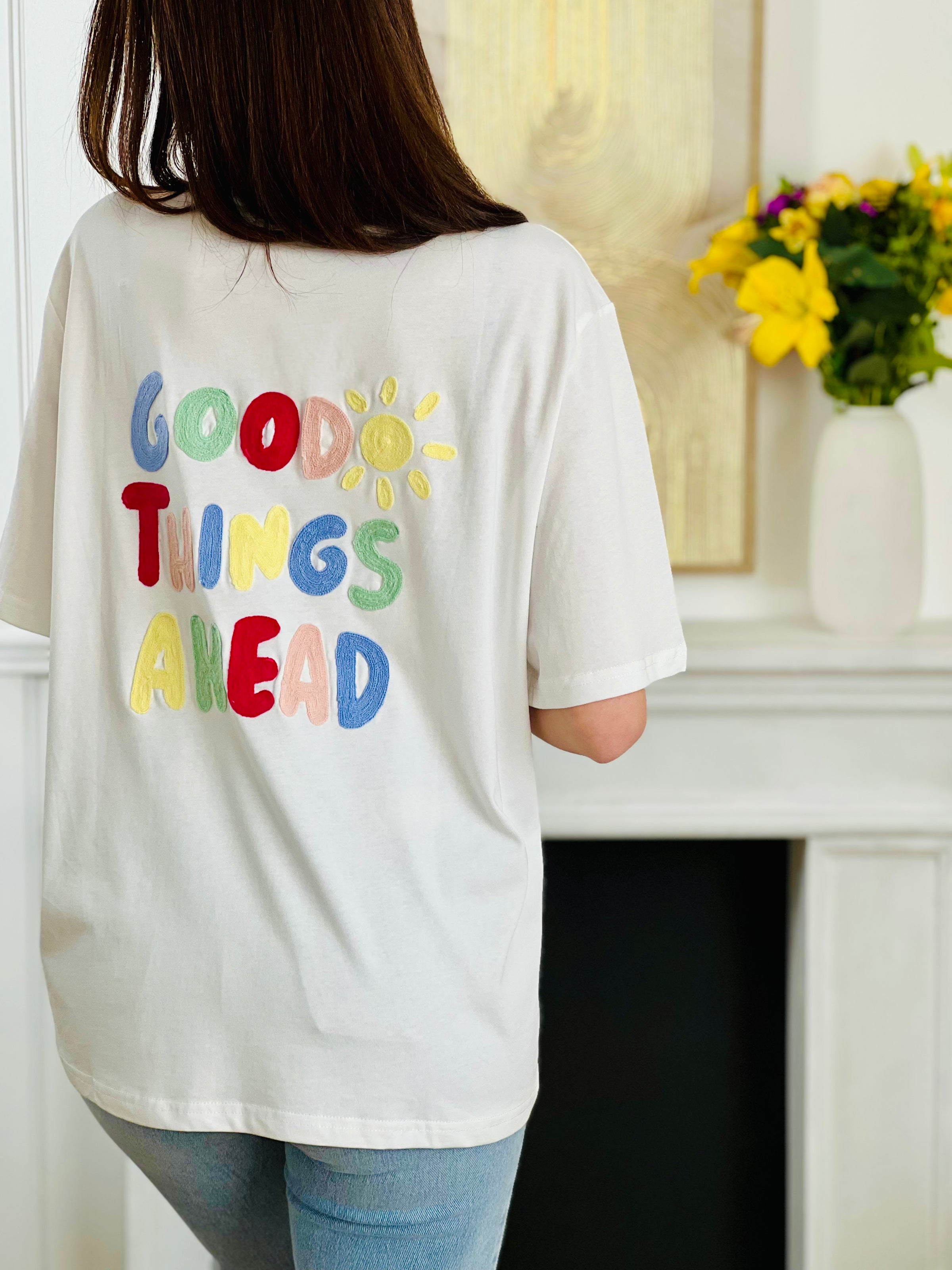 Craquez pour ce tee-shirt écru femme à manches courtes, confortable et facile à porter. Confectionné en 100 % coton, il possède un col rond classique et une inscription brodée “Good things Ahead” sur le devant et au dos. Ses touches de bleu, vert, jaune, rose et fuchsia apportent une note colorée et positive à ce t-shirt écru du quotidien.