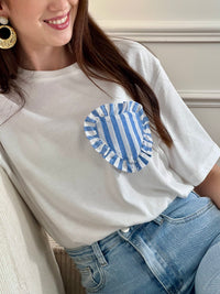 Craquez pour ce tee-shirt écru femme à manches courtes, confortable et plein de charme. Confectionné en 100 % coton, il présente un col rond classique et un empiècement en forme de cœur à rayures pour une touche originale. Ses teintes écru et bleu en font un basique facile à associer au quotidien.
