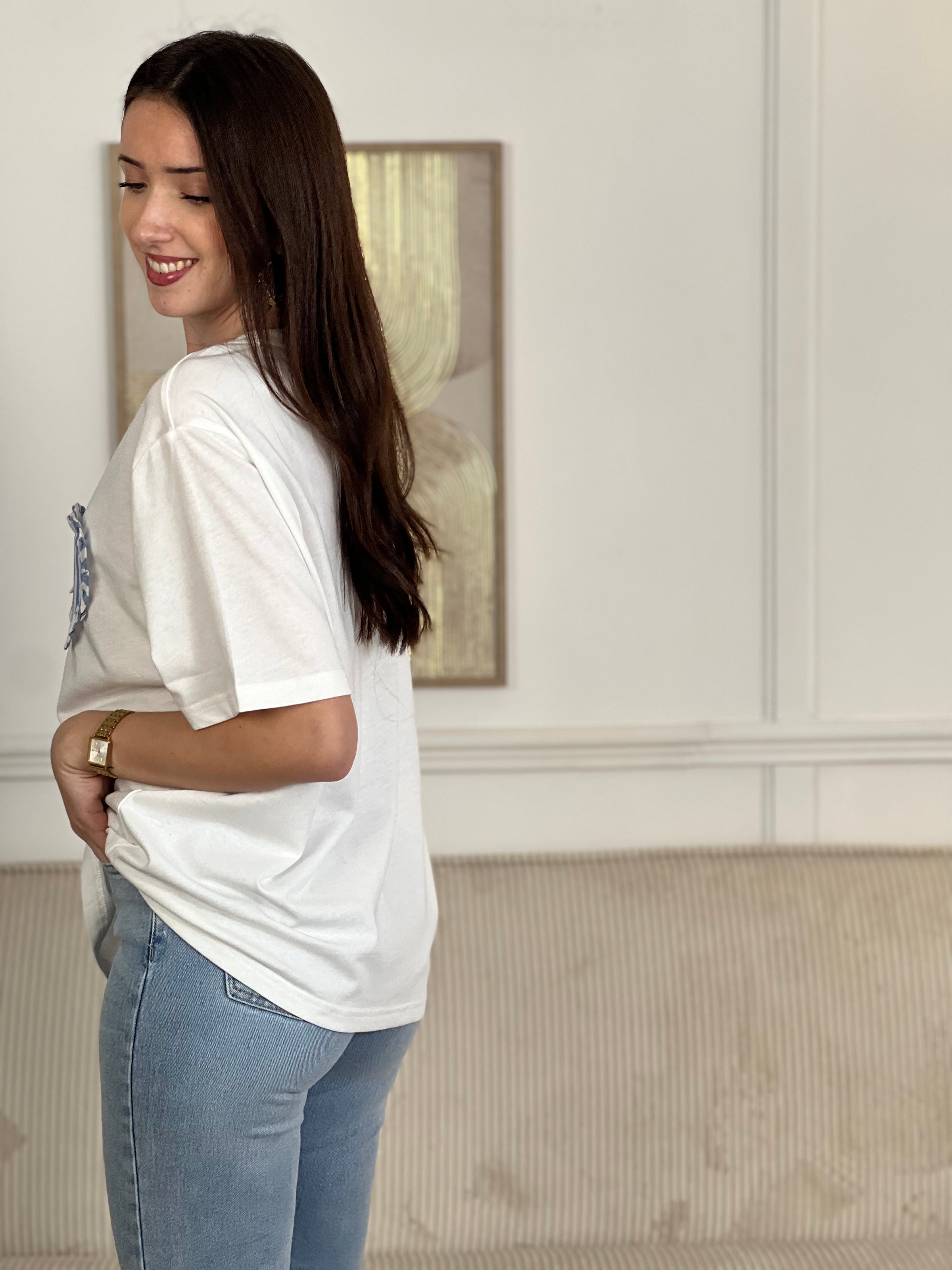 Craquez pour ce tee-shirt écru femme à manches courtes, confortable et plein de charme. Confectionné en 100 % coton, il présente un col rond classique et un empiècement en forme de cœur à rayures pour une touche originale. Ses teintes écru et bleu en font un basique facile à associer au quotidien.