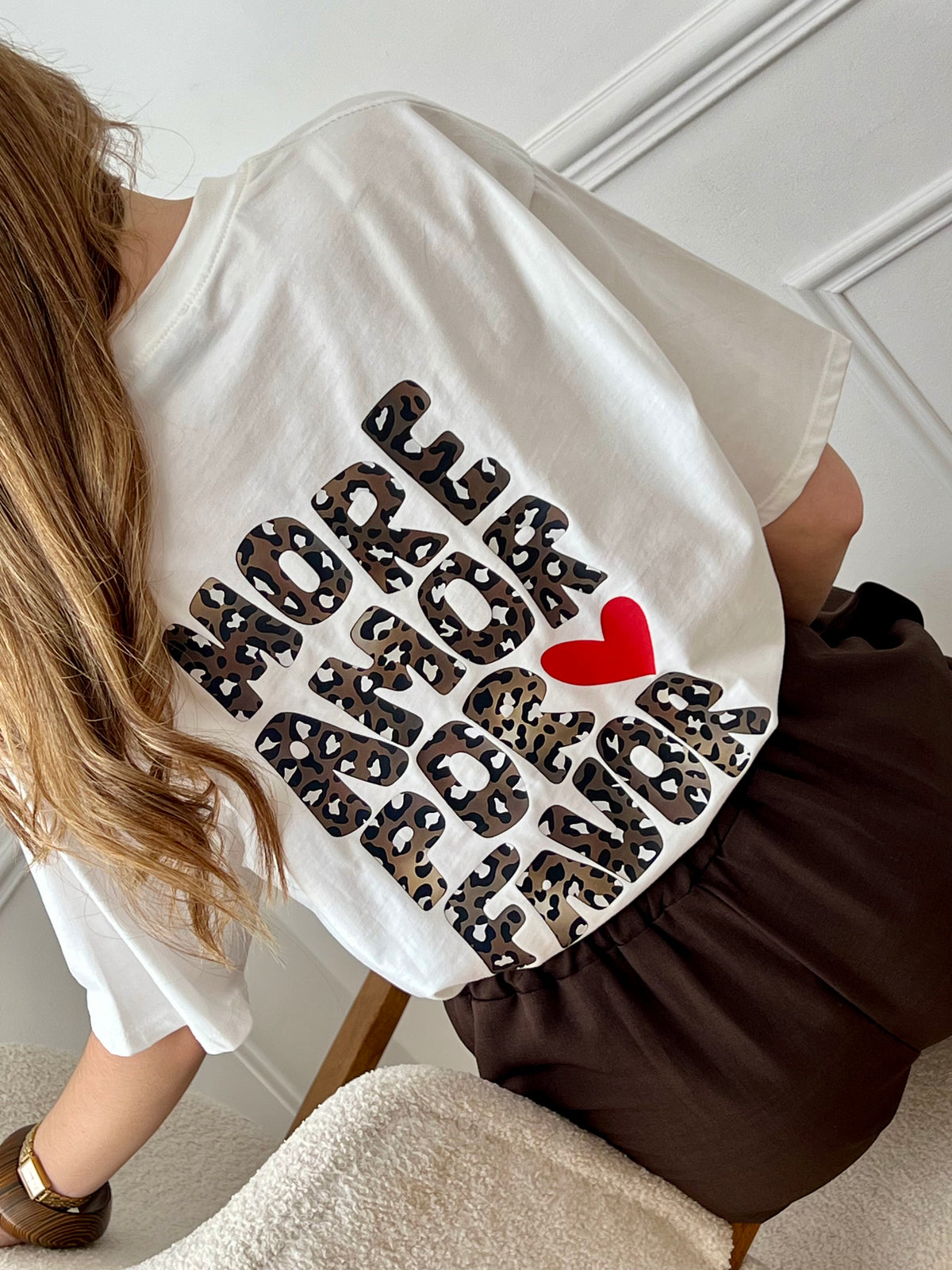 Top écru femme à manches courtes, parfait pour un look tendance et décontracté. Avec son col rond et son inscription effet léopard "More Amore Por Favor" à l’avant et au dos, il apporte une touche originale et moderne. Son détail cœur rouge ajoute une note féminine et stylée.