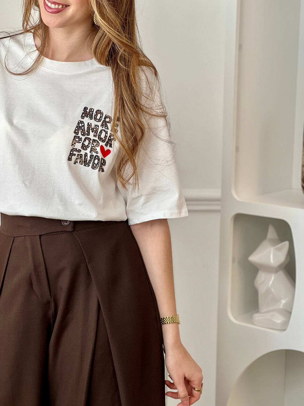 Top écru femme à manches courtes, parfait pour un look tendance et décontracté. Avec son col rond et son inscription effet léopard "More Amore Por Favor" à l’avant et au dos, il apporte une touche originale et moderne. Son détail cœur rouge ajoute une note féminine et stylée.