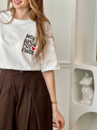 Top écru femme à manches courtes, parfait pour un look tendance et décontracté. Avec son col rond et son inscription effet léopard "More Amore Por Favor" à l’avant et au dos, il apporte une touche originale et moderne. Son détail cœur rouge ajoute une note féminine et stylée.