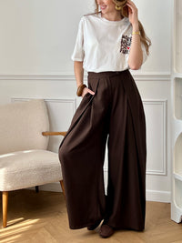 Top écru femme à manches courtes, parfait pour un look tendance et décontracté. Avec son col rond et son inscription effet léopard "More Amore Por Favor" à l’avant et au dos, il apporte une touche originale et moderne. Son détail cœur rouge ajoute une note féminine et stylée.