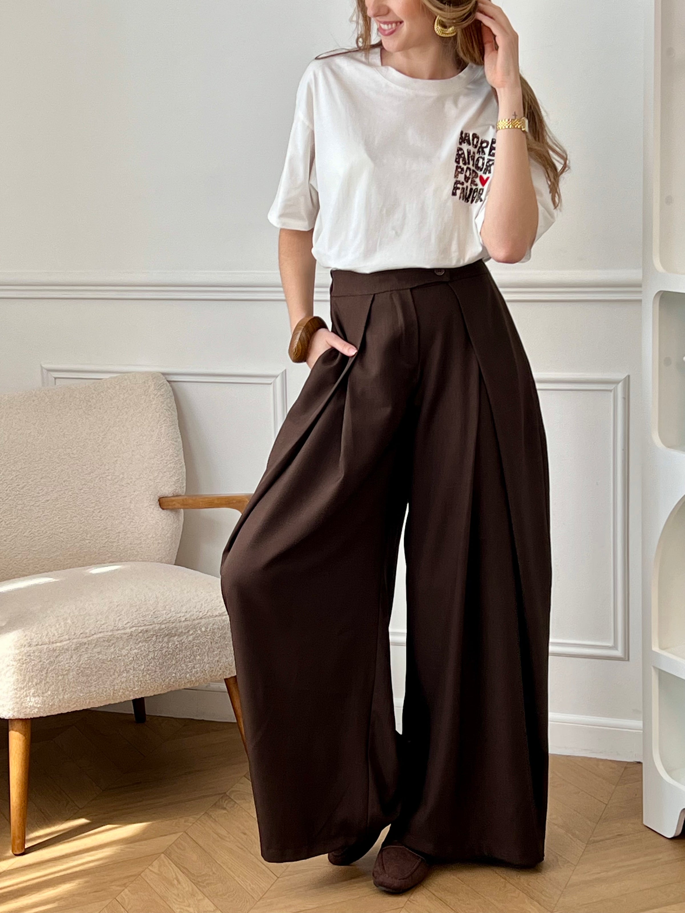 Top écru femme à manches courtes, parfait pour un look tendance et décontracté. Avec son col rond et son inscription effet léopard "More Amore Por Favor" à l’avant et au dos, il apporte une touche originale et moderne. Son détail cœur rouge ajoute une note féminine et stylée.