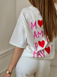 Top écru femme à manches courtes, parfait pour un look tendance et décontracté. Avec son col rond et son inscription rose "More Amore Por Favor" à l’avant et au dos, il apporte une touche originale et moderne. Son détail cœur rouge ajoute une note féminine et stylée.