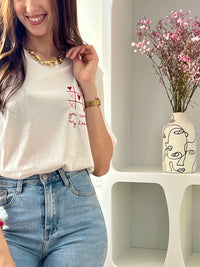 Craquez pour ce tee-shirt écru femme à manches courtes, à la fois doux et original. Doté d’un col rond et d’une inscription brodée “You won my heart” sur le devant et au dos, il est sublimé par des motifs de morpion avec cœurs et croix. Ses couleurs écru, rose et rouge apportent une touche romantique et tendance à votre tenue.