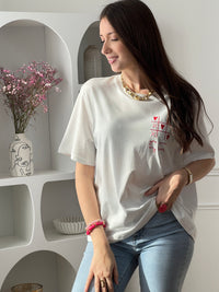 Craquez pour ce tee-shirt écru femme à manches courtes, à la fois doux et original. Doté d’un col rond et d’une inscription brodée “You won my heart” sur le devant et au dos, il est sublimé par des motifs de morpion avec cœurs et croix. Ses couleurs écru, rose et rouge apportent une touche romantique et tendance à votre tenue.