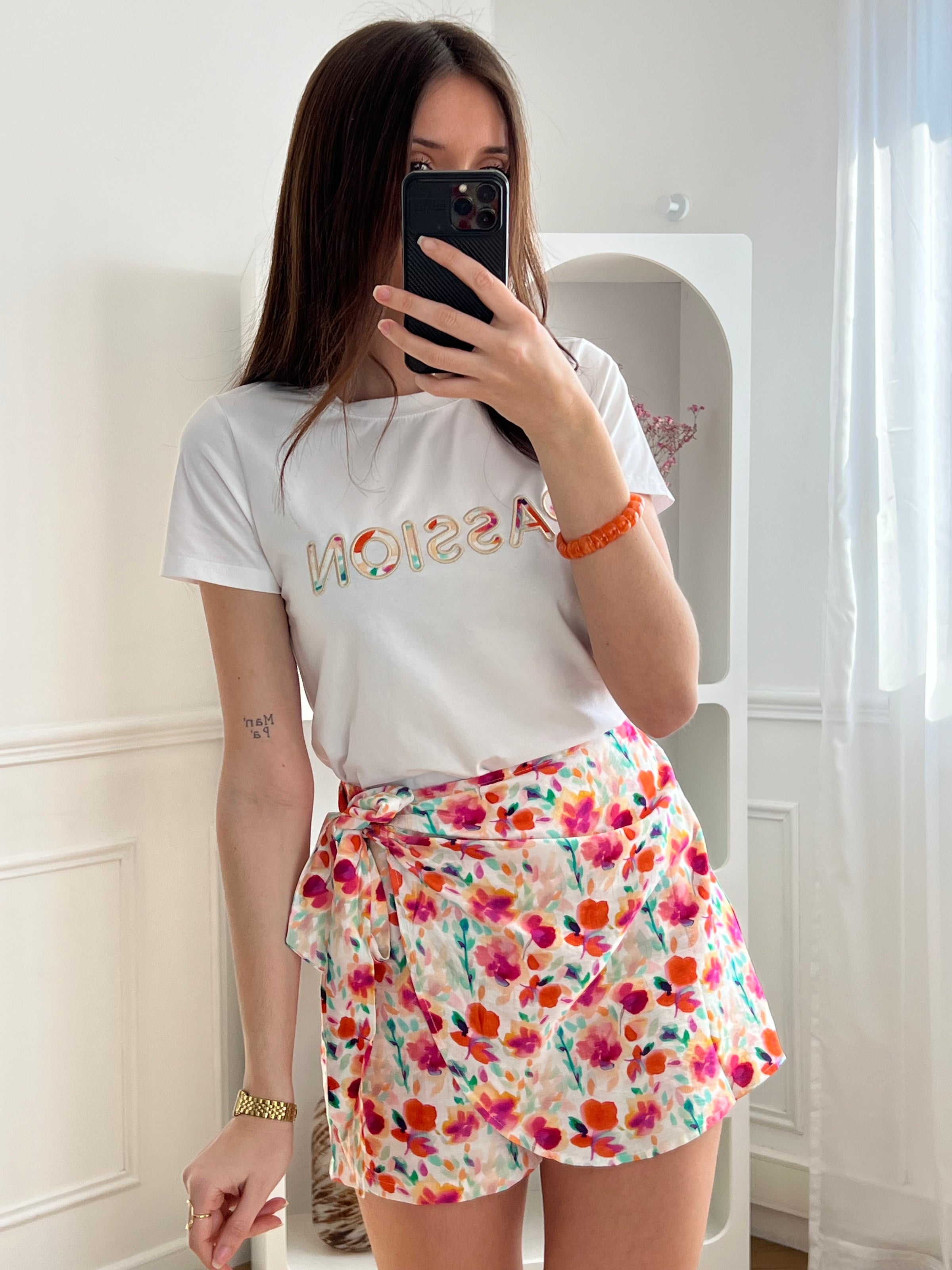 Craquez pour ce top en coton femme, confortable et facile à porter. Doté de manches courtes et d’un col rond, il se distingue par son inscription “Passion” brodée accompagnée d’un imprimé fleuri et coloré. Ses teintes écru, beige, orange, violet, bleu et vert apportent une touche lumineuse et tendance à votre tenue.