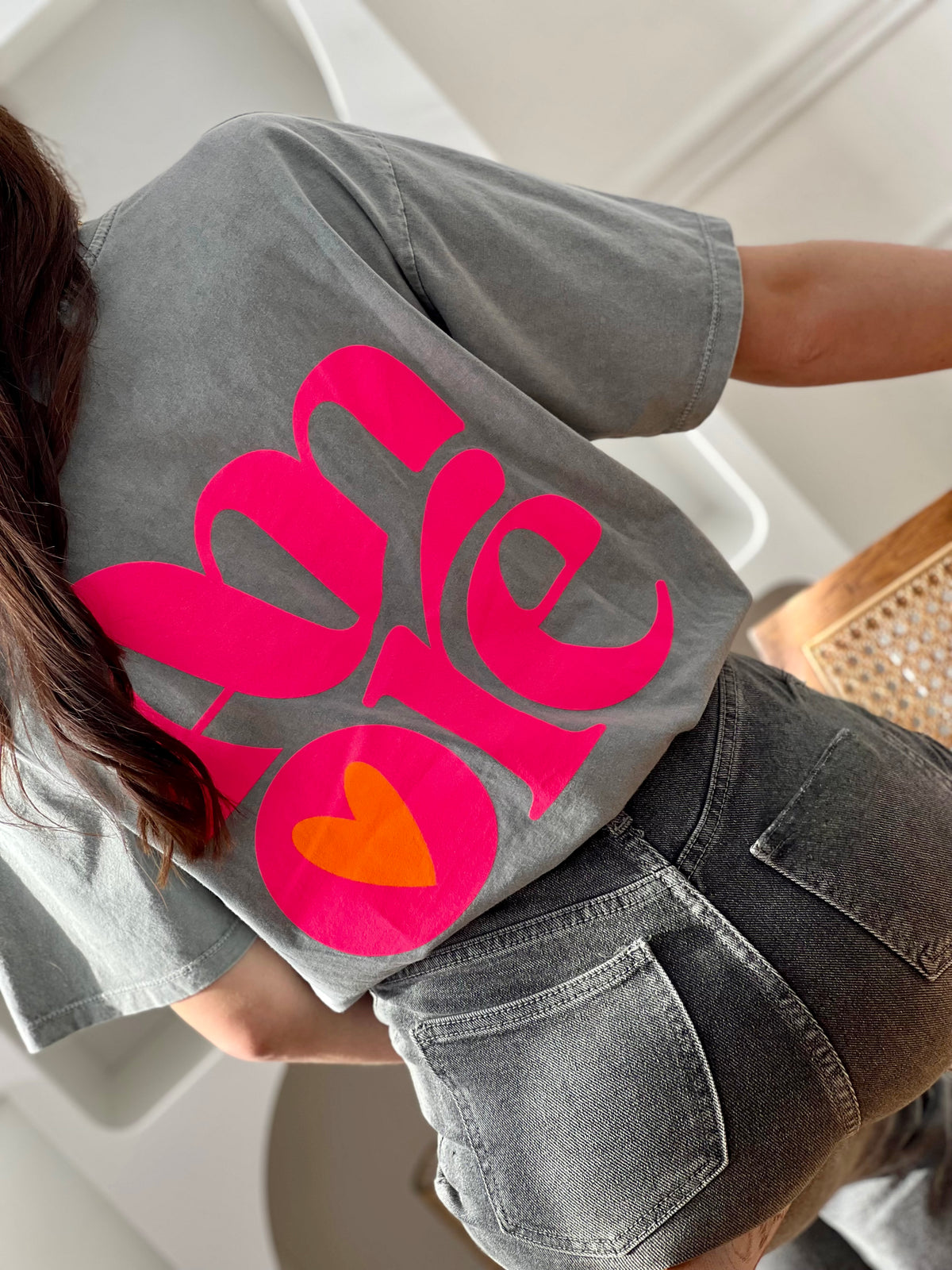 Adoptez ce tee-shirt gris femme à manches courtes, confortable et tendance. Confectionné en 100 % coton, il possède un col rond classique et une inscription “Amore” sur le devant et au dos. Ses touches de rose et d’orange fluo apportent une note moderne et colorée à ce t-shirt gris facile à porter au quotidien.