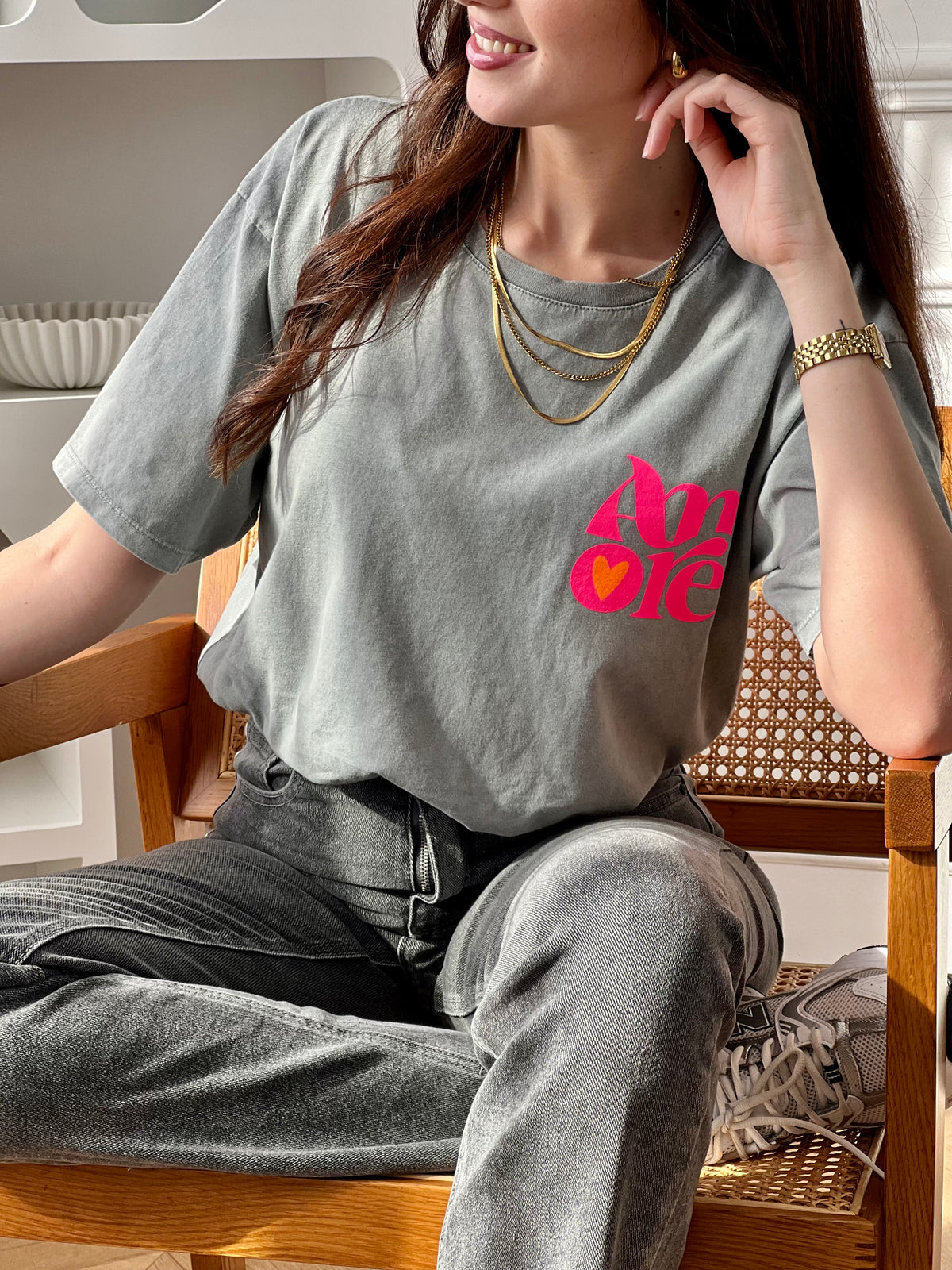 Adoptez ce tee-shirt gris femme à manches courtes, confortable et tendance. Confectionné en 100 % coton, il possède un col rond classique et une inscription “Amore” sur le devant et au dos. Ses touches de rose et d’orange fluo apportent une note moderne et colorée à ce t-shirt gris facile à porter au quotidien.