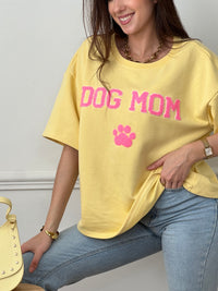 Craquez pour ce tee-shirt style sweat femme, confortable et tendance. Doté de manches courtes et d’un col rond, il est confectionné en 100 % coton pour un confort optimal. Son inscription “Dog mom” en rose et écru avec une patte de chien apporte une touche fun et originale.