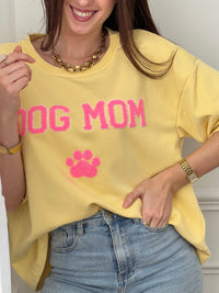 Craquez pour ce tee-shirt style sweat femme, confortable et tendance. Doté de manches courtes et d’un col rond, il est confectionné en 100 % coton pour un confort optimal. Son inscription “Dog mom” en rose et écru avec une patte de chien apporte une touche fun et originale.