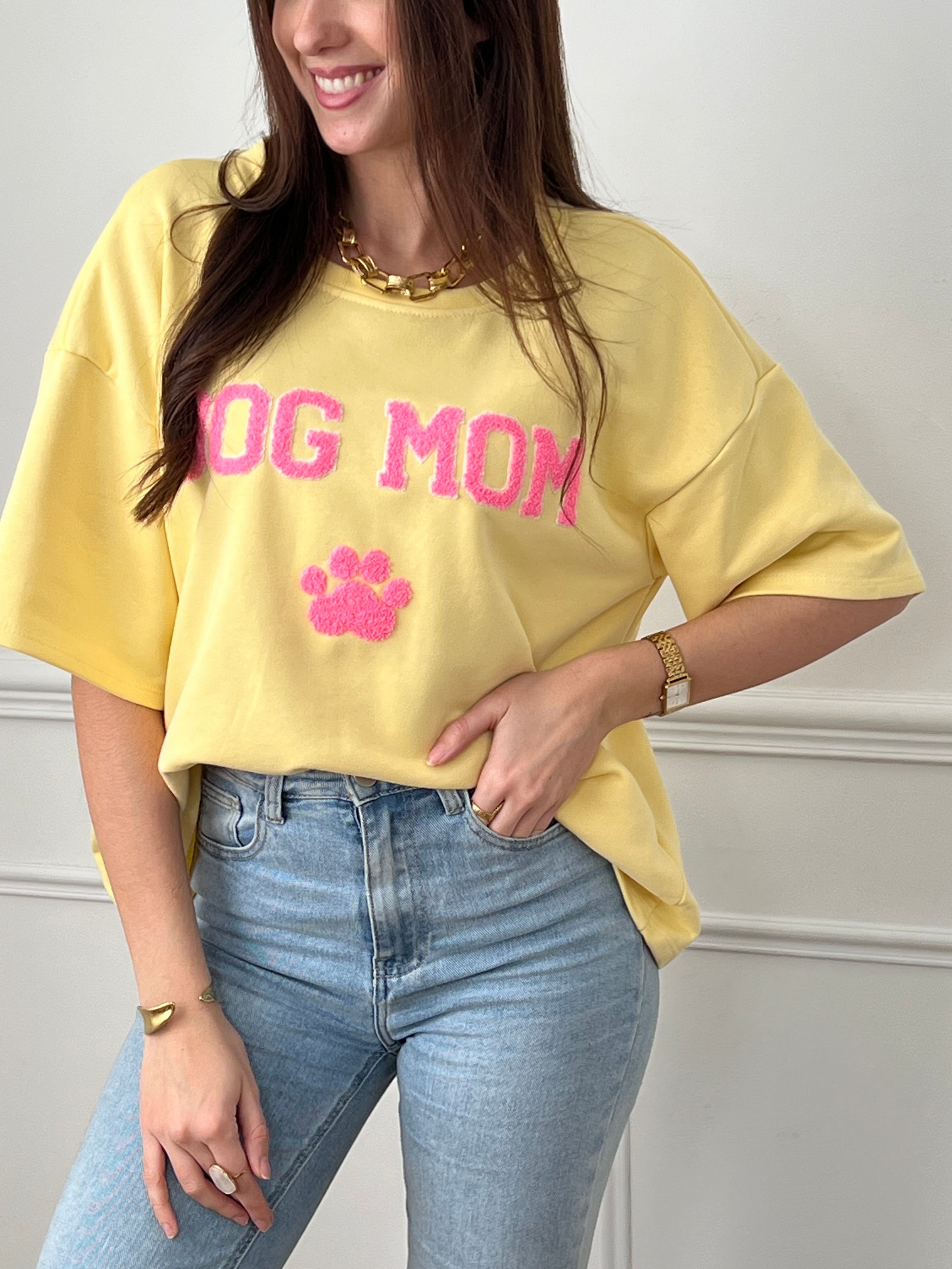 Craquez pour ce tee-shirt style sweat femme, confortable et tendance. Doté de manches courtes et d’un col rond, il est confectionné en 100 % coton pour un confort optimal. Son inscription “Dog mom” en rose et écru avec une patte de chien apporte une touche fun et originale.