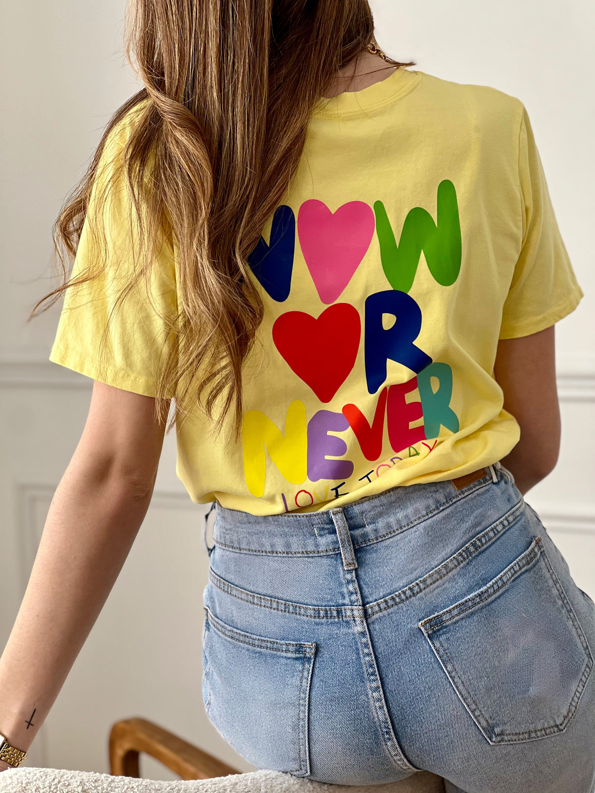 Top jaune femme à manches courtes, idéal pour un look tendance et confortable au quotidien. Doté d’un col rond et d’une inscription colorée "Now or Never Love Today" à l’avant et au dos, ce t-shirt apporte une touche moderne et positive à votre tenue. Confectionné en coton avec une pointe d’élasthanne, il offre douceur, élasticité et aisance.