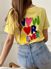 Top jaune femme à manches courtes, idéal pour un look tendance et confortable au quotidien. Doté d’un col rond et d’une inscription colorée "Now or Never Love Today" à l’avant et au dos, ce t-shirt apporte une touche moderne et positive à votre tenue. Confectionné en coton avec une pointe d’élasthanne, il offre douceur, élasticité et aisance.