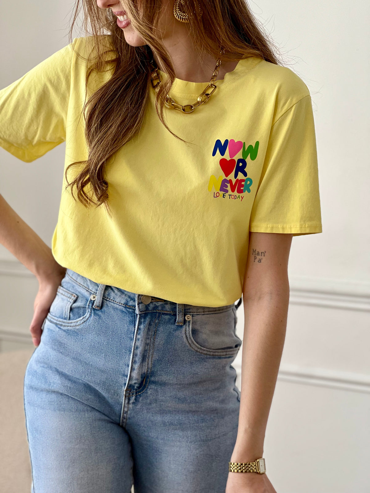 Top jaune femme à manches courtes, idéal pour un look tendance et confortable au quotidien. Doté d’un col rond et d’une inscription colorée "Now or Never Love Today" à l’avant et au dos, ce t-shirt apporte une touche moderne et positive à votre tenue. Confectionné en coton avec une pointe d’élasthanne, il offre douceur, élasticité et aisance.