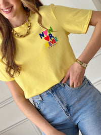 Top jaune femme à manches courtes, idéal pour un look tendance et confortable au quotidien. Doté d’un col rond et d’une inscription colorée "Now or Never Love Today" à l’avant et au dos, ce t-shirt apporte une touche moderne et positive à votre tenue. Confectionné en coton avec une pointe d’élasthanne, il offre douceur, élasticité et aisance.