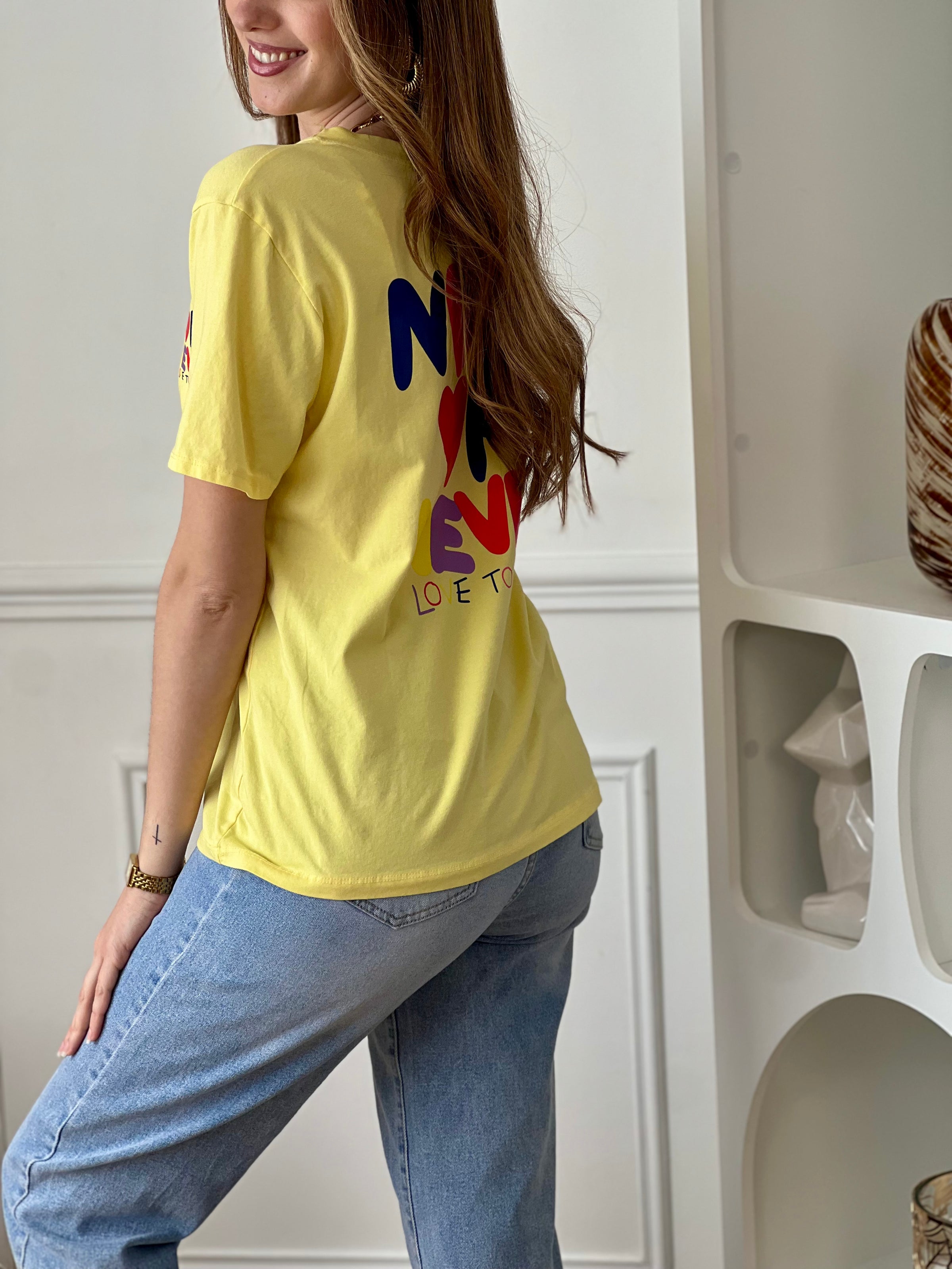 Top jaune femme à manches courtes, idéal pour un look tendance et confortable au quotidien. Doté d’un col rond et d’une inscription colorée "Now or Never Love Today" à l’avant et au dos, ce t-shirt apporte une touche moderne et positive à votre tenue. Confectionné en coton avec une pointe d’élasthanne, il offre douceur, élasticité et aisance.