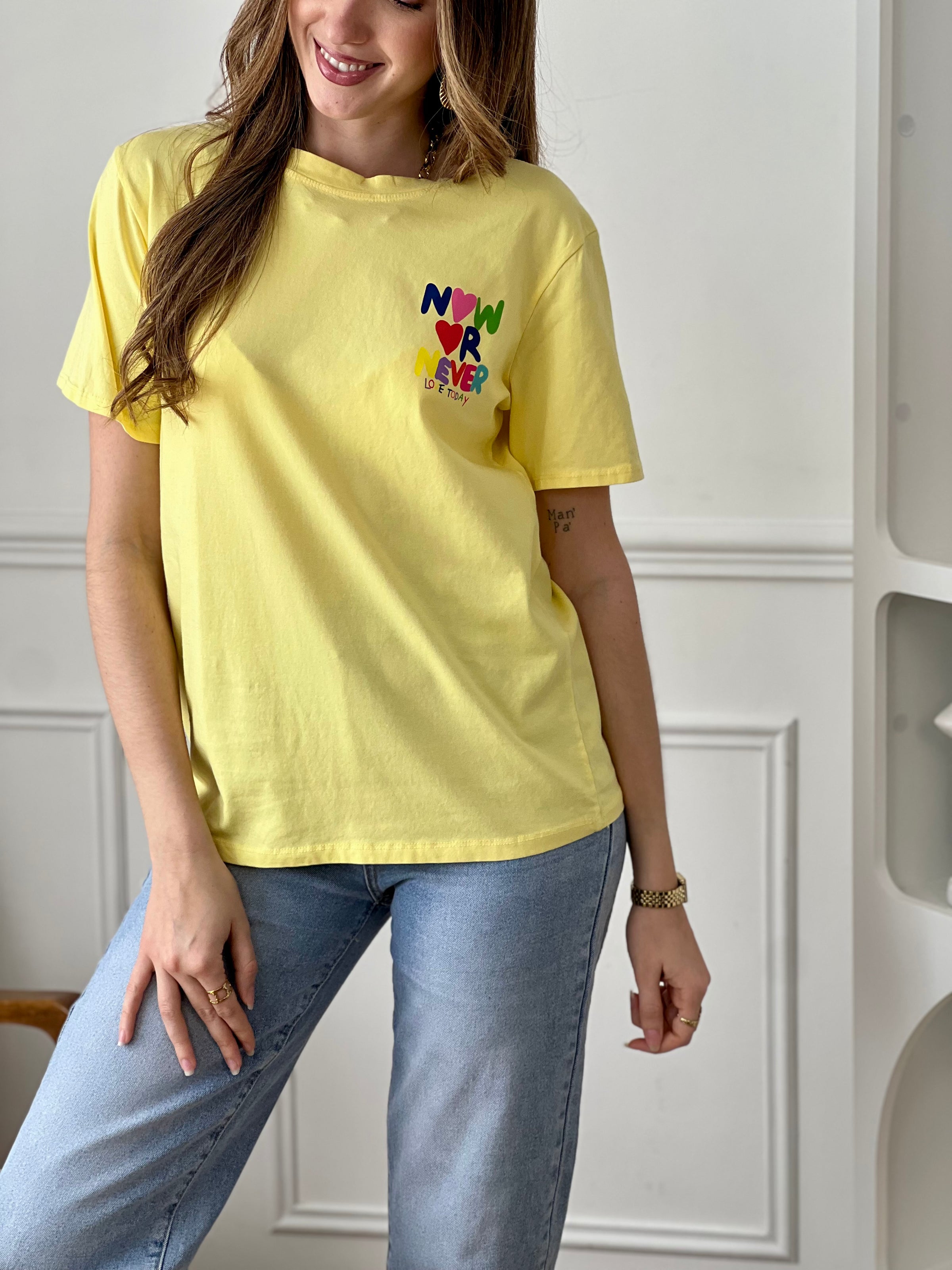 Top jaune femme à manches courtes, idéal pour un look tendance et confortable au quotidien. Doté d’un col rond et d’une inscription colorée "Now or Never Love Today" à l’avant et au dos, ce t-shirt apporte une touche moderne et positive à votre tenue. Confectionné en coton avec une pointe d’élasthanne, il offre douceur, élasticité et aisance.