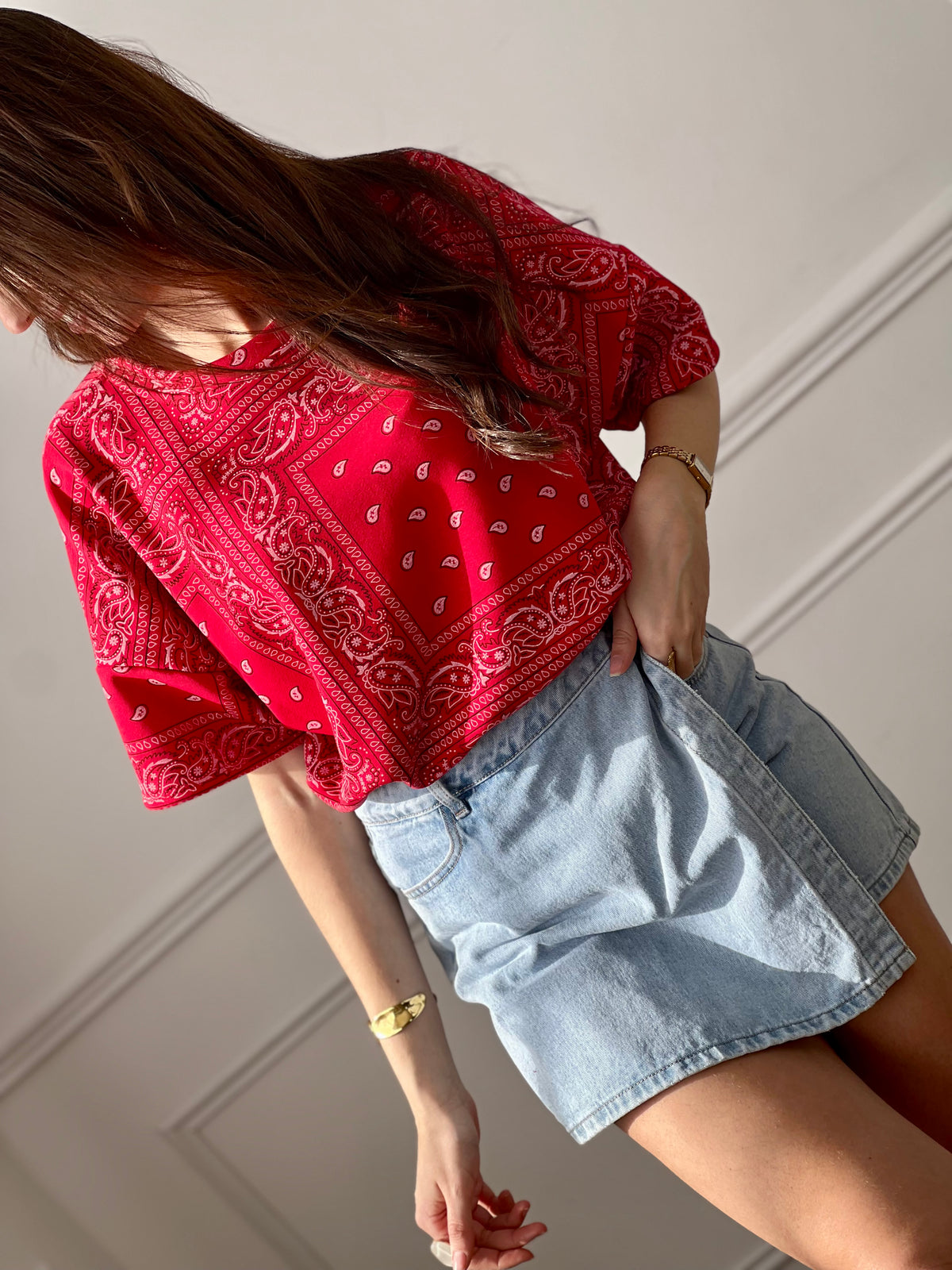 Adoptez ce tee-shirt style sweat rouge femme, confortable et tendance. Doté de manches courtes et d’un col rond, il se distingue par ses motifs bandana pour un look original et affirmé. Sa couleur rouge apporte du caractère à vos tenues du quotidien.