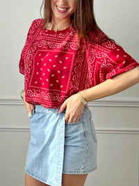 Adoptez ce tee-shirt style sweat rouge femme, confortable et tendance. Doté de manches courtes et d’un col rond, il se distingue par ses motifs bandana pour un look original et affirmé. Sa couleur rouge apporte du caractère à vos tenues du quotidien.