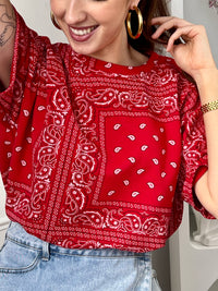 Adoptez ce tee-shirt style sweat rouge femme, confortable et tendance. Doté de manches courtes et d’un col rond, il se distingue par ses motifs bandana pour un look original et affirmé. Sa couleur rouge apporte du caractère à vos tenues du quotidien.