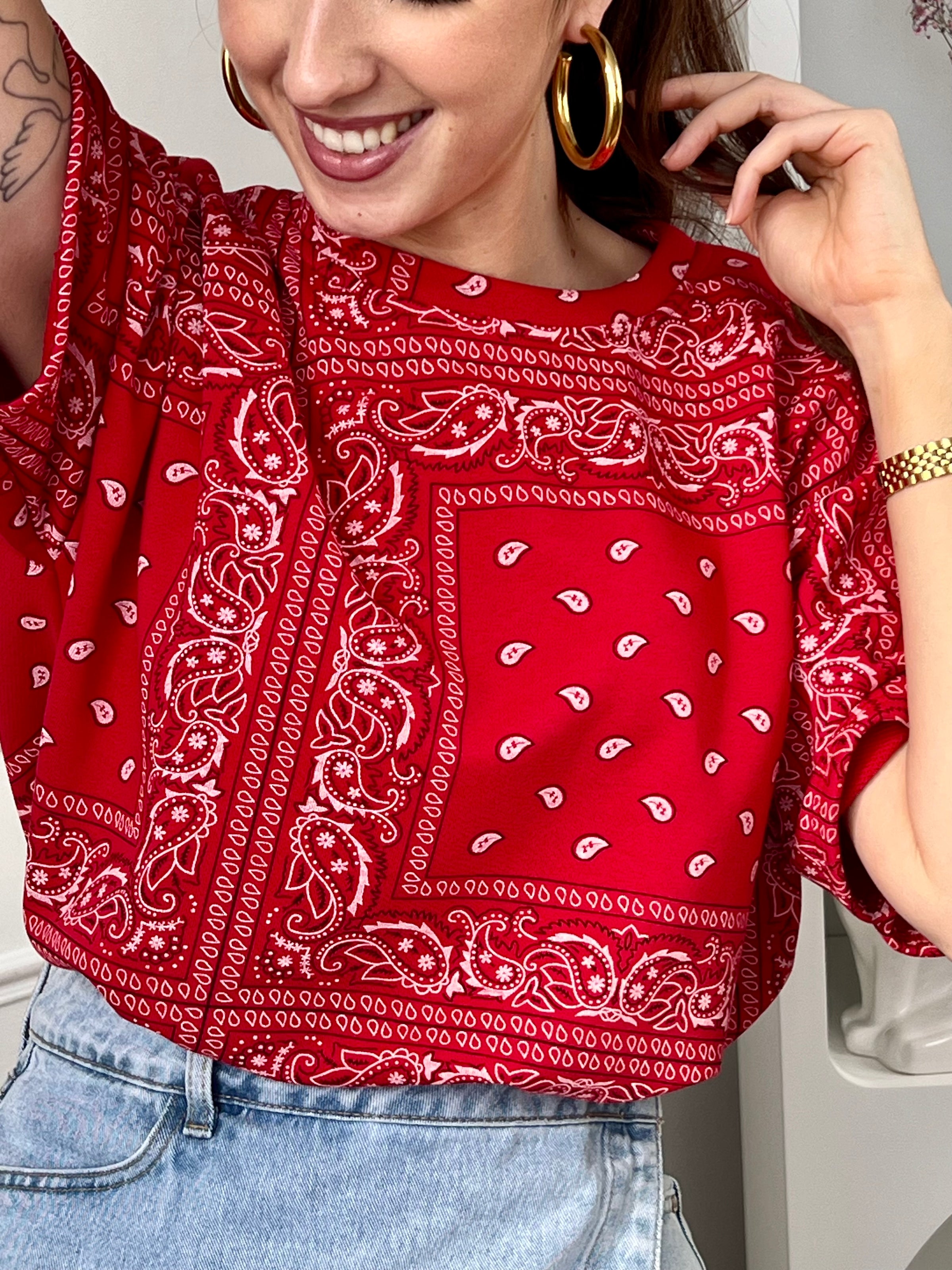 Adoptez ce tee-shirt style sweat rouge femme, confortable et tendance. Doté de manches courtes et d’un col rond, il se distingue par ses motifs bandana pour un look original et affirmé. Sa couleur rouge apporte du caractère à vos tenues du quotidien.