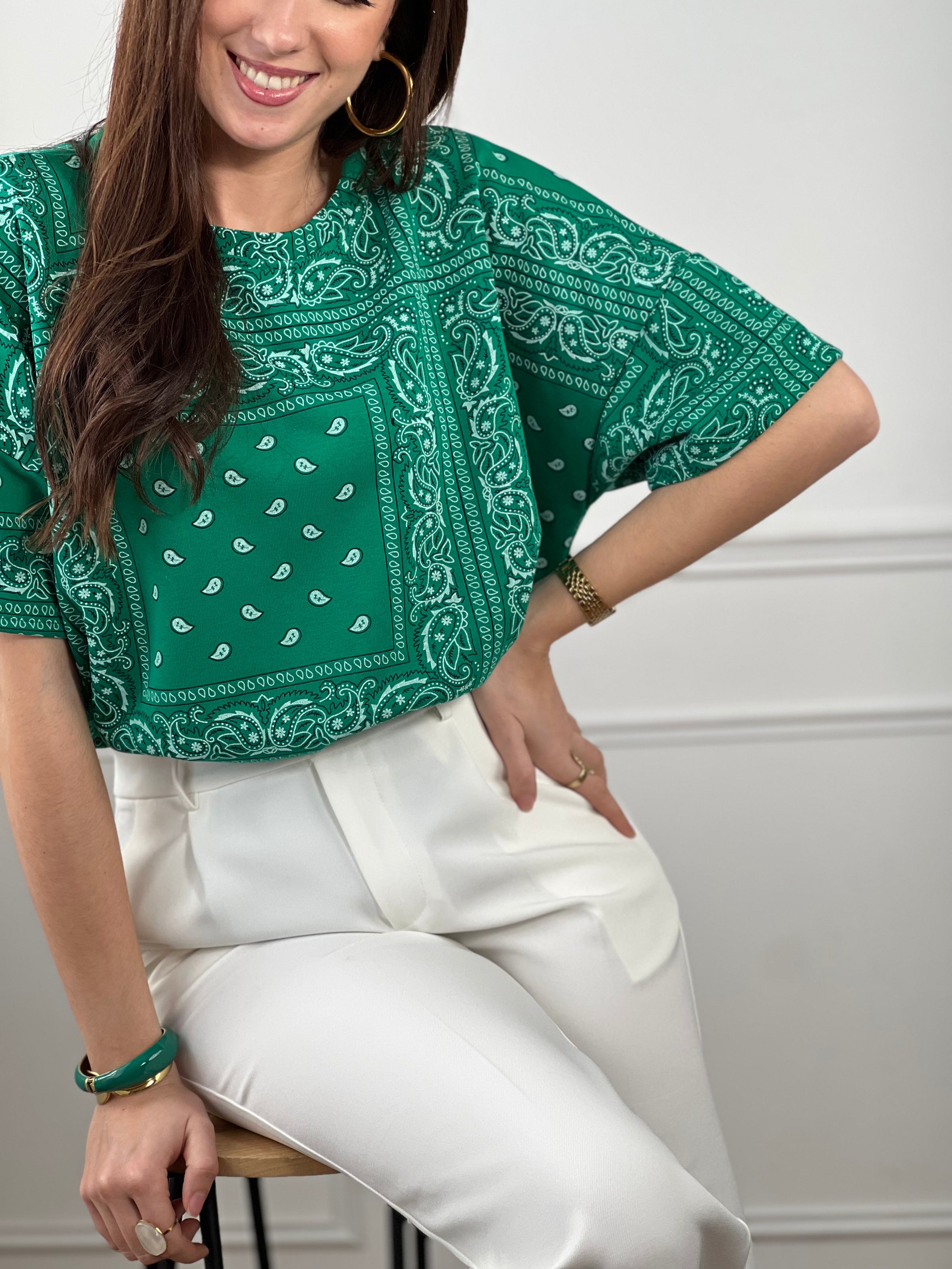 Adoptez ce tee-shirt style sweat vert femme, confortable et tendance. Doté de manches courtes et d’un col rond, il se distingue par ses motifs bandana pour un look original et affirmé. Sa couleur vert apporte du caractère à vos tenues du quotidien.