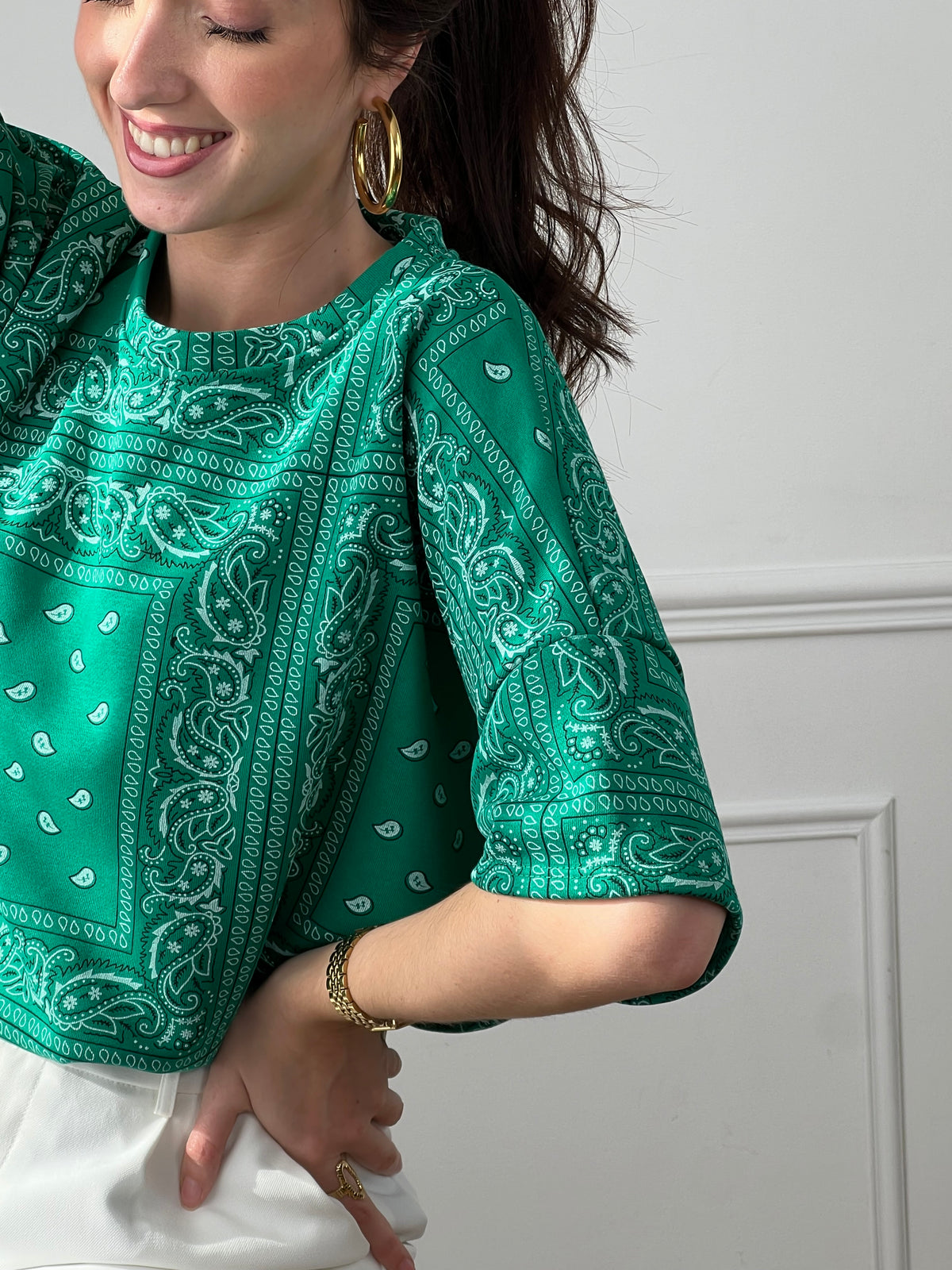 Adoptez ce tee-shirt style sweat vert femme, confortable et tendance. Doté de manches courtes et d’un col rond, il se distingue par ses motifs bandana pour un look original et affirmé. Sa couleur vert apporte du caractère à vos tenues du quotidien.