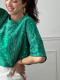 Adoptez ce tee-shirt style sweat vert femme, confortable et tendance. Doté de manches courtes et d’un col rond, il se distingue par ses motifs bandana pour un look original et affirmé. Sa couleur vert apporte du caractère à vos tenues du quotidien.