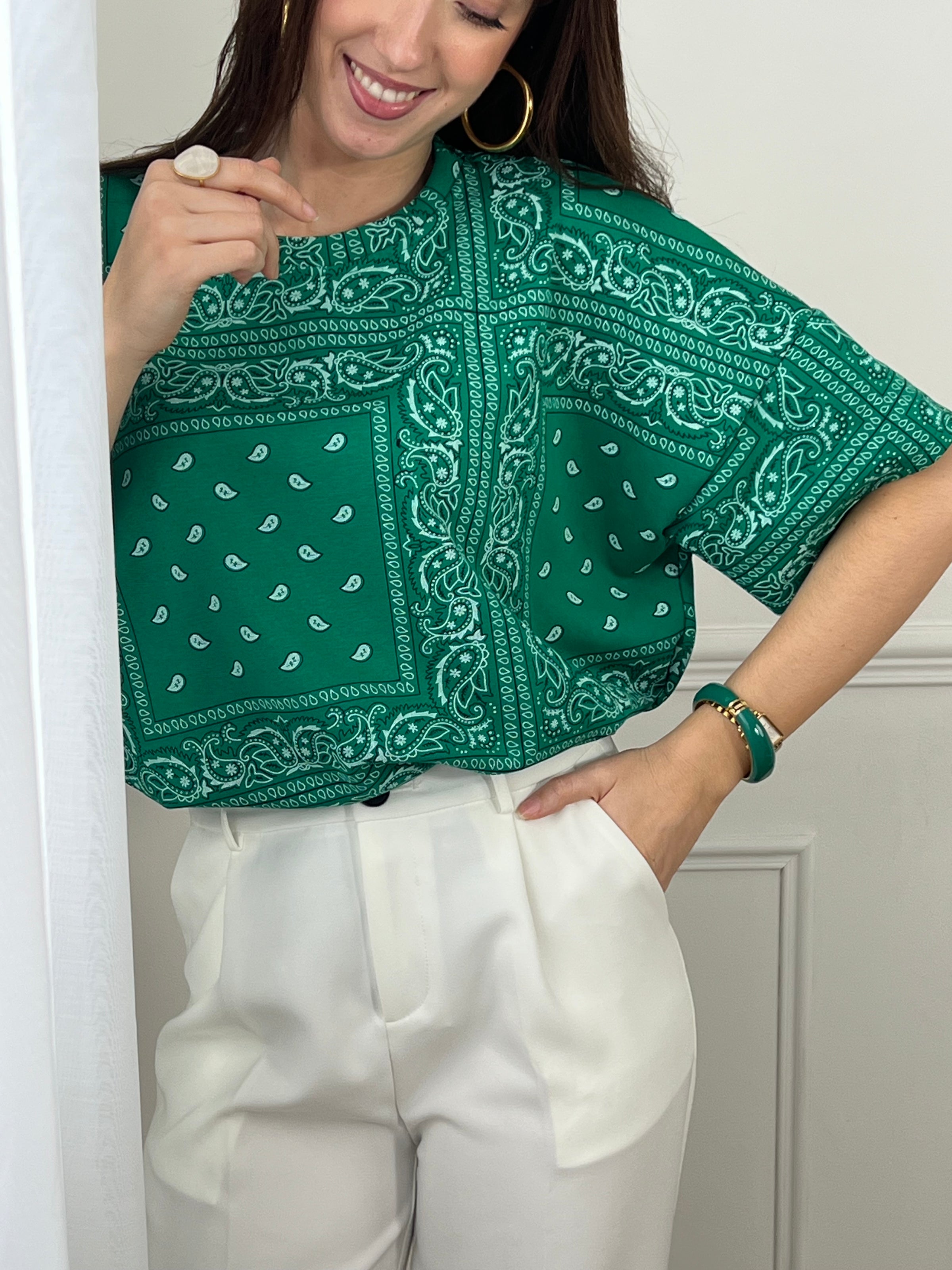 Adoptez ce tee-shirt style sweat vert femme, confortable et tendance. Doté de manches courtes et d’un col rond, il se distingue par ses motifs bandana pour un look original et affirmé. Sa couleur vert apporte du caractère à vos tenues du quotidien.