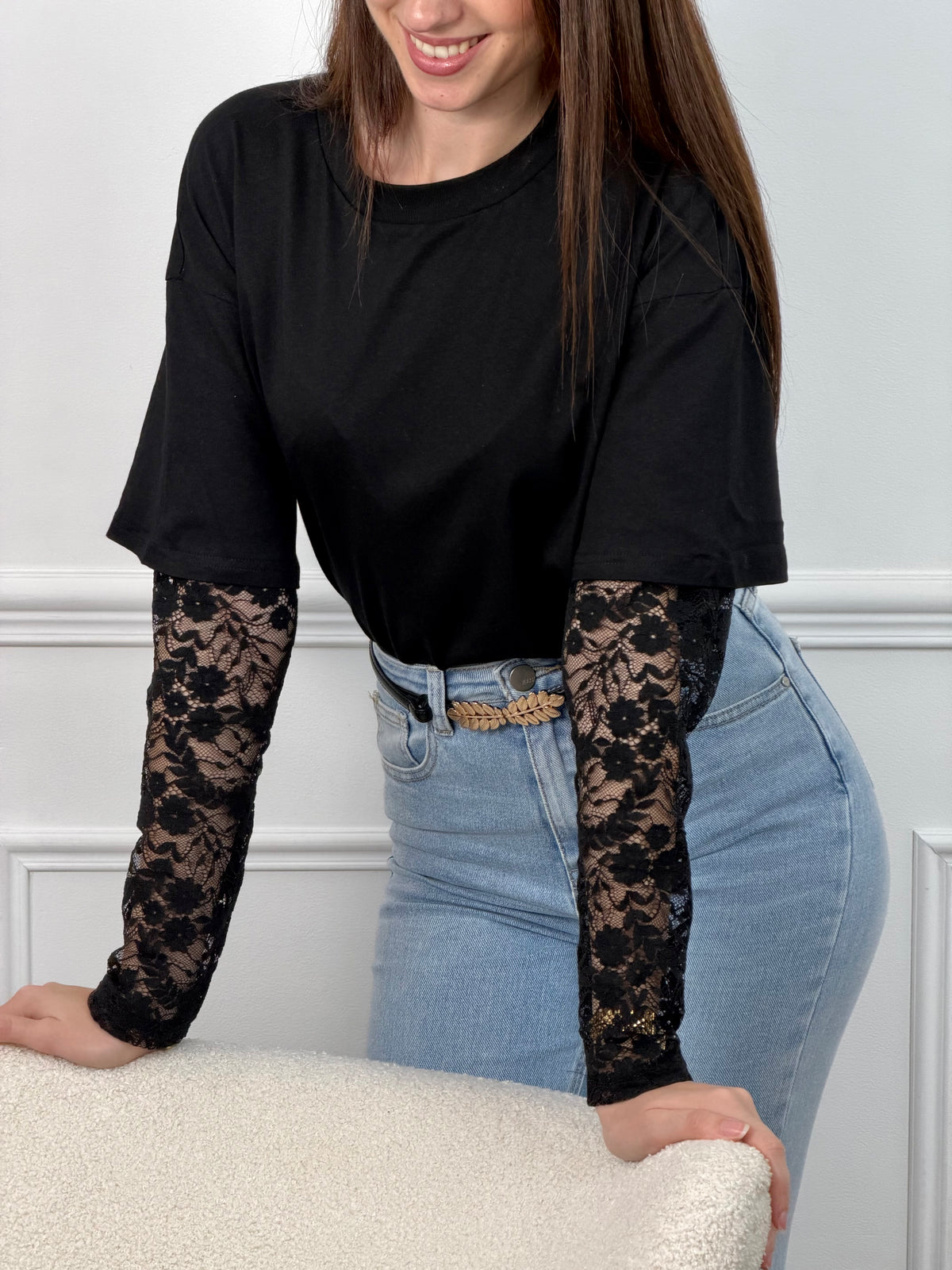 Ce tee-shirt noir est un petit basic qui va avec tout ! Fabriqué en coton doux, il offre un confort exceptionnel. Ses manches en dentelles ajoutent une touche de féminité à votre look. Discret mais élégant, ce tee-shirt est parfait pour toutes les occasions.