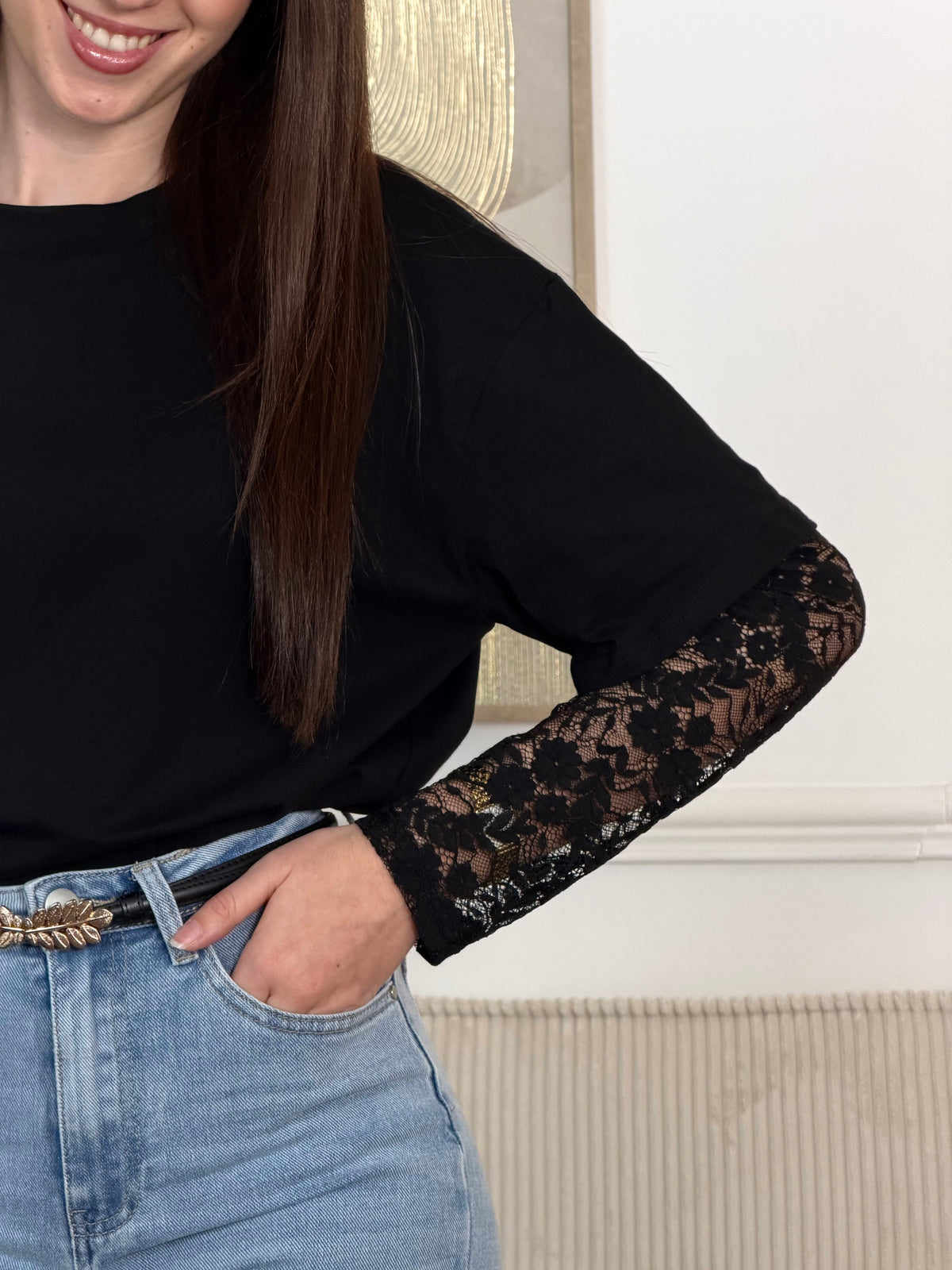 Ce tee-shirt noir est un petit basic qui va avec tout ! Fabriqué en coton doux, il offre un confort exceptionnel. Ses manches en dentelles ajoutent une touche de féminité à votre look. Discret mais élégant, ce tee-shirt est parfait pour toutes les occasions.