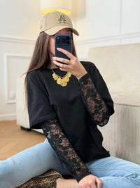 Ce tee-shirt noir est un petit basic qui va avec tout ! Fabriqué en coton doux, il offre un confort exceptionnel. Ses manches en dentelles ajoutent une touche de féminité à votre look. Discret mais élégant, ce tee-shirt est parfait pour toutes les occasions.