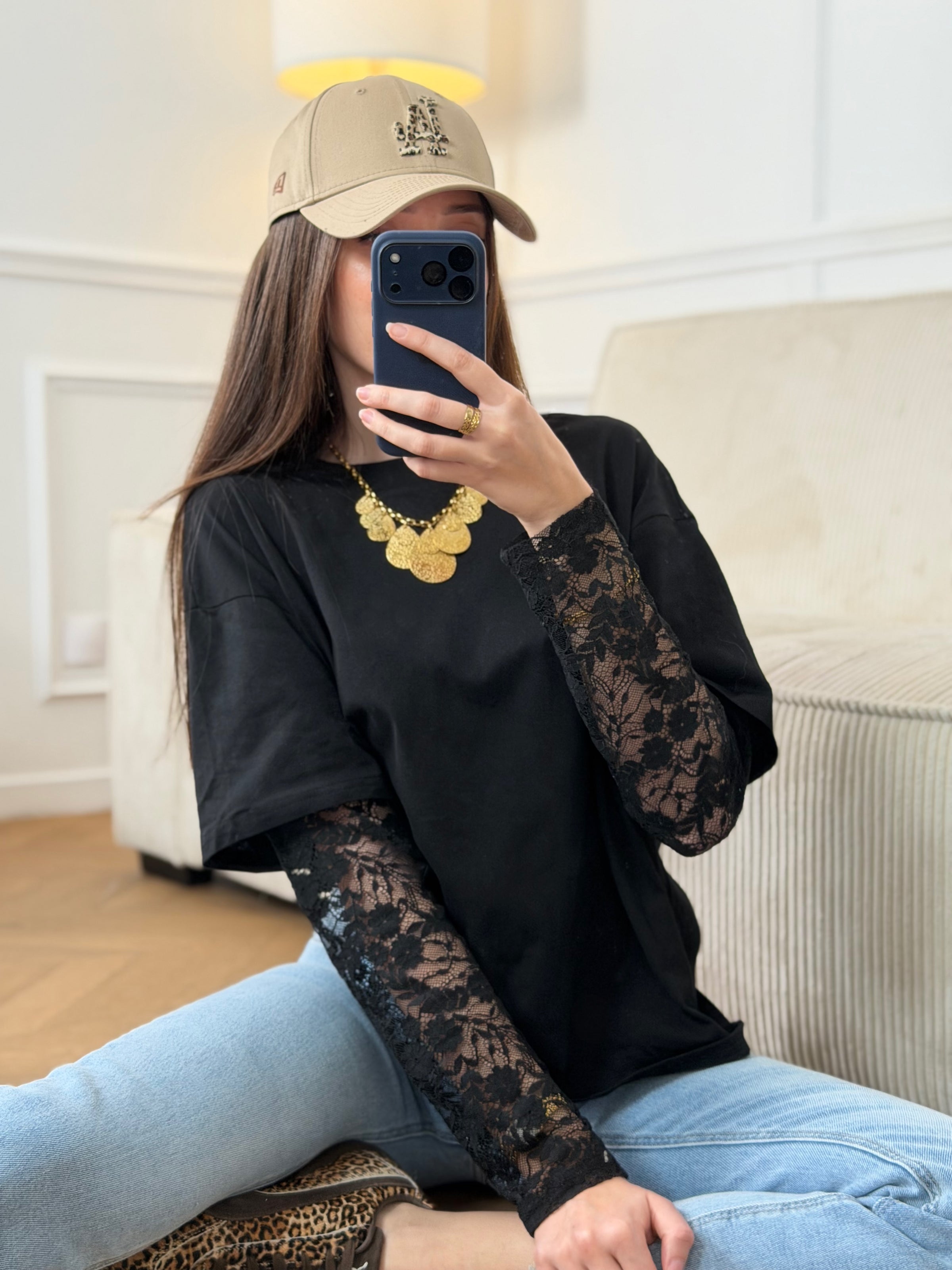 Ce tee-shirt noir est un petit basic qui va avec tout ! Fabriqué en coton doux, il offre un confort exceptionnel. Ses manches en dentelles ajoutent une touche de féminité à votre look. Discret mais élégant, ce tee-shirt est parfait pour toutes les occasions.