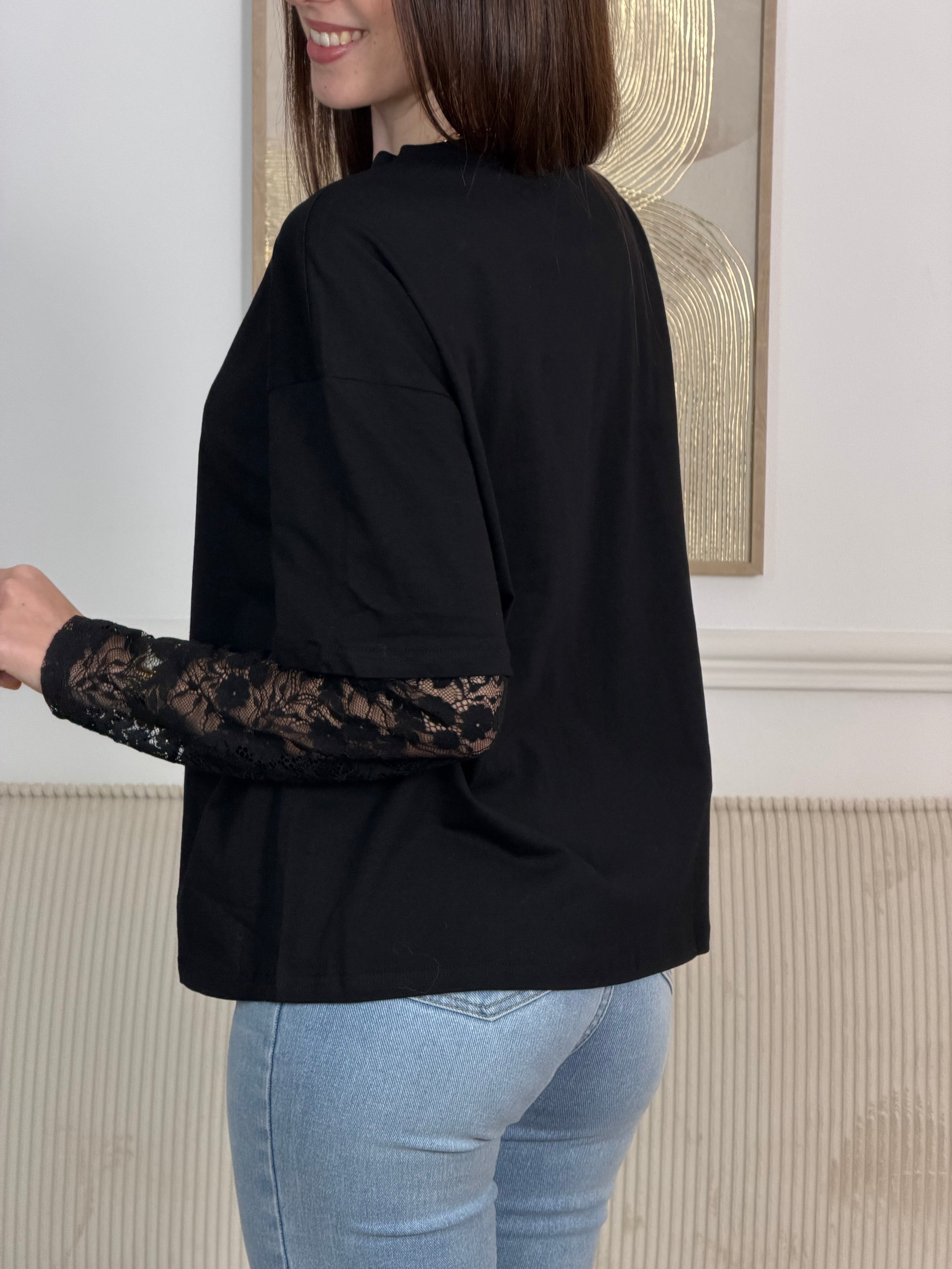 Ce tee-shirt noir est un petit basic qui va avec tout ! Fabriqué en coton doux, il offre un confort exceptionnel. Ses manches en dentelles ajoutent une touche de féminité à votre look. Discret mais élégant, ce tee-shirt est parfait pour toutes les occasions.