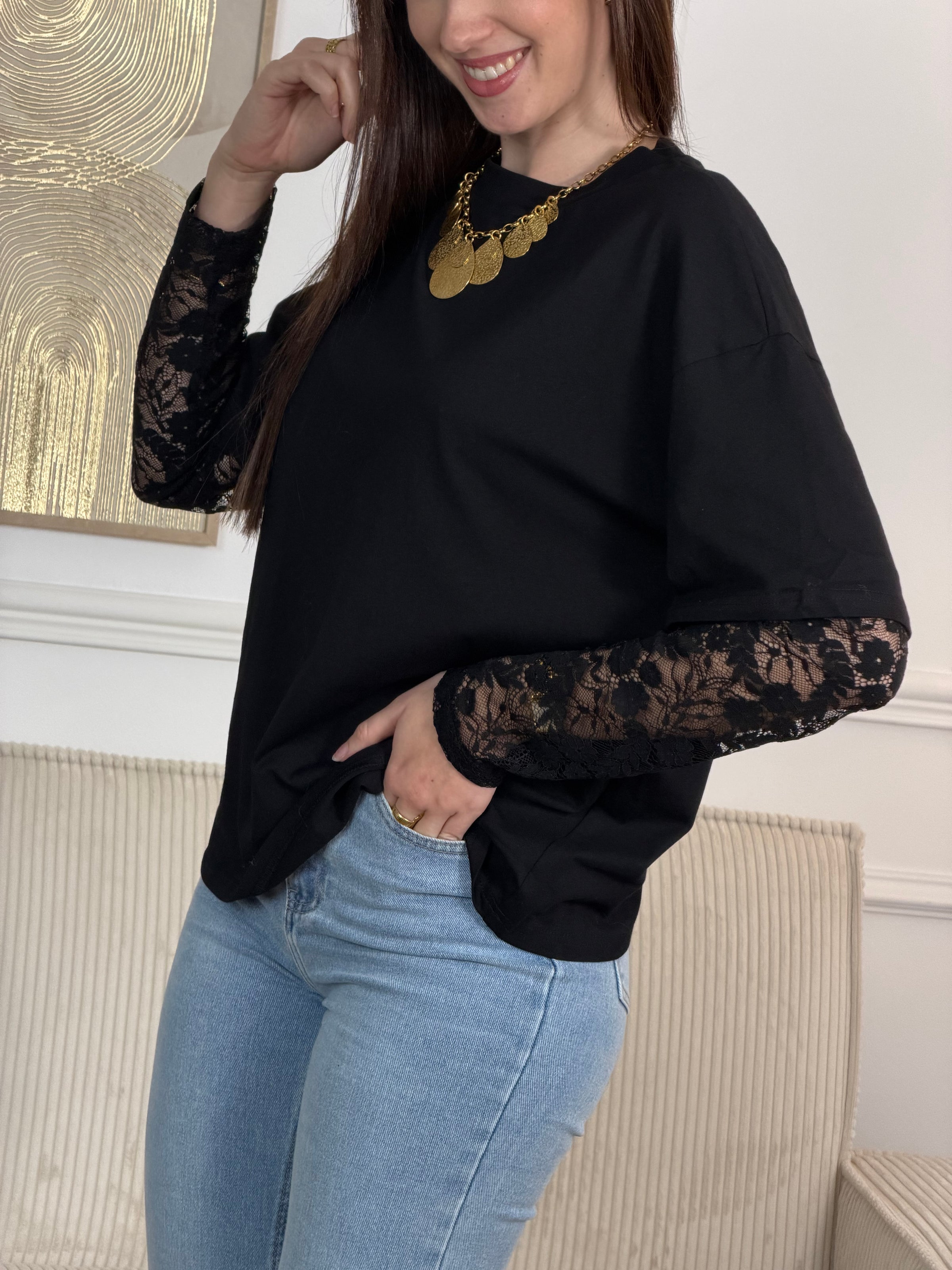 Ce tee-shirt noir est un petit basic qui va avec tout ! Fabriqué en coton doux, il offre un confort exceptionnel. Ses manches en dentelles ajoutent une touche de féminité à votre look. Discret mais élégant, ce tee-shirt est parfait pour toutes les occasions.