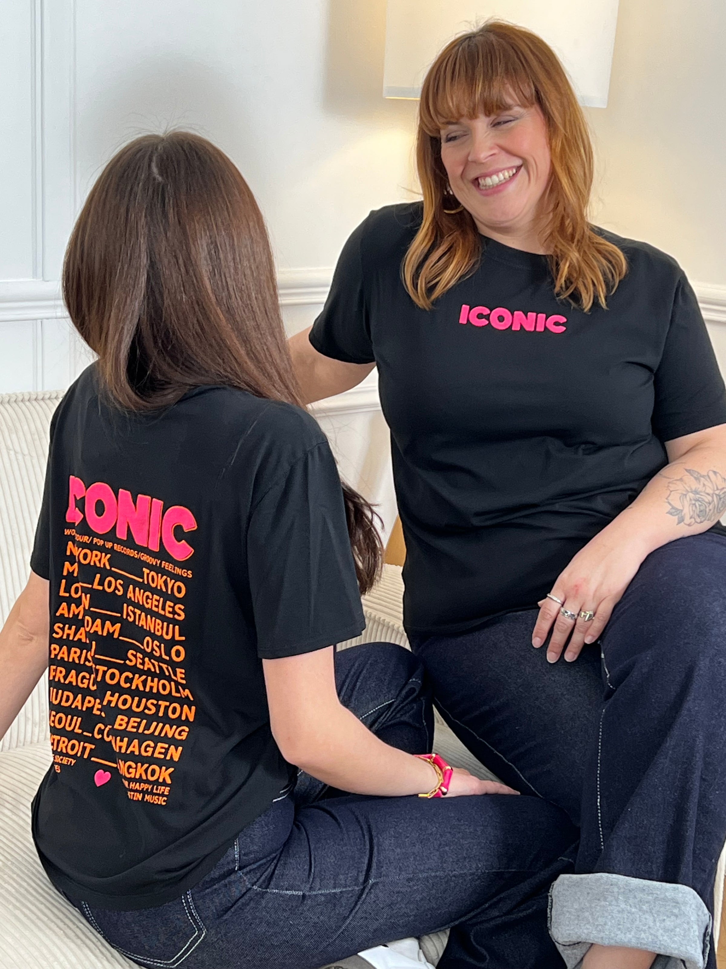 Ajoutez une touche de peps à votre tenue avec ce top noir pour femme, à la fois confortable et tendance. Sa coupe à manches courtes et son col rond en font un indispensable facile à porter au quotidien. On craque pour son inscription rose et orange fluo présente à l’avant et au dos, qui apporte une note dynamique et moderne.