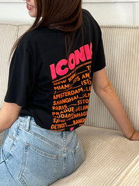 Ajoutez une touche de peps à votre tenue avec ce top noir pour femme, à la fois confortable et tendance. Sa coupe à manches courtes et son col rond en font un indispensable facile à porter au quotidien. On craque pour son inscription rose et orange fluo présente à l’avant et au dos, qui apporte une note dynamique et moderne.