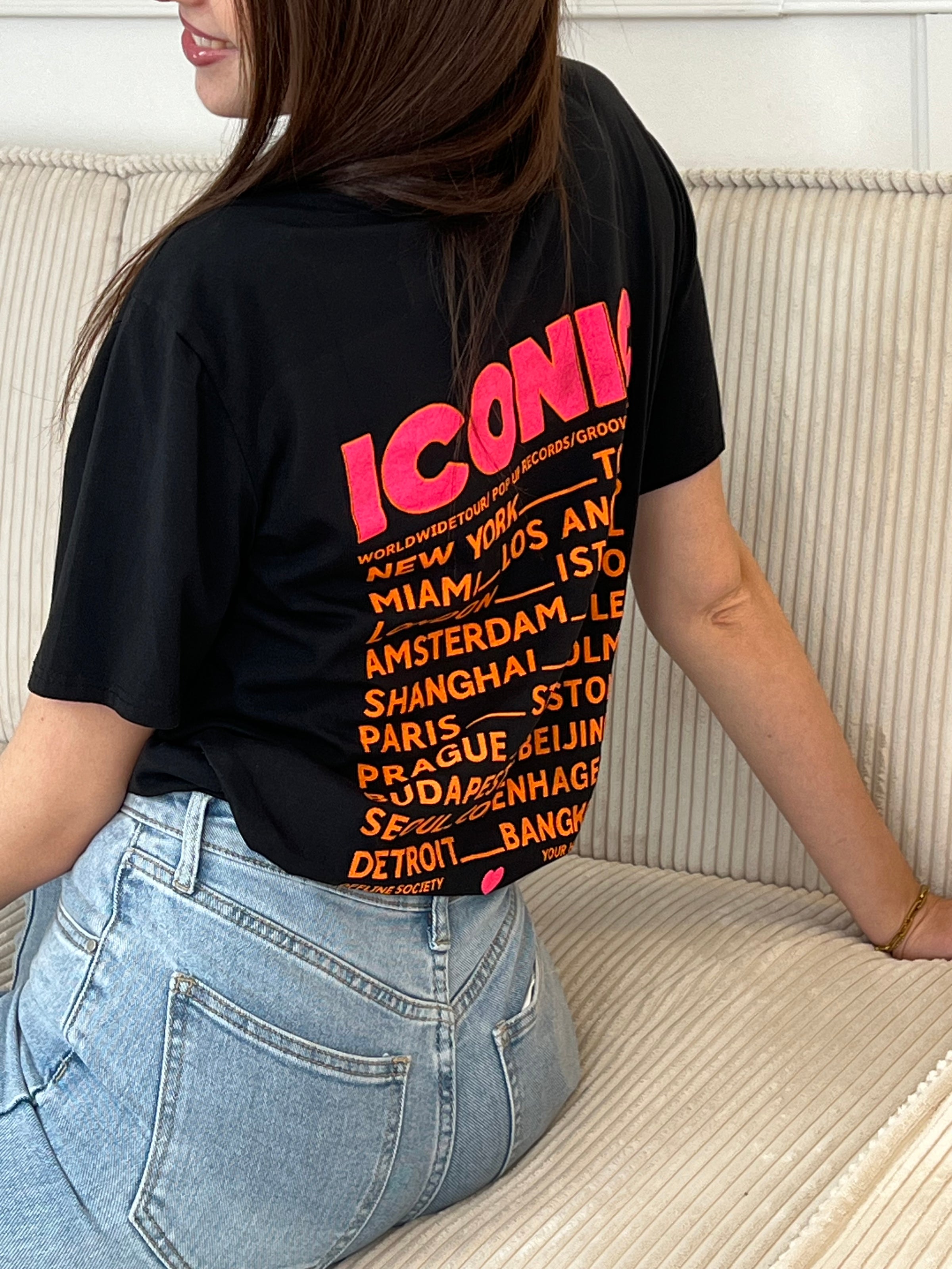 Ajoutez une touche de peps à votre tenue avec ce top noir pour femme, à la fois confortable et tendance. Sa coupe à manches courtes et son col rond en font un indispensable facile à porter au quotidien. On craque pour son inscription rose et orange fluo présente à l’avant et au dos, qui apporte une note dynamique et moderne.