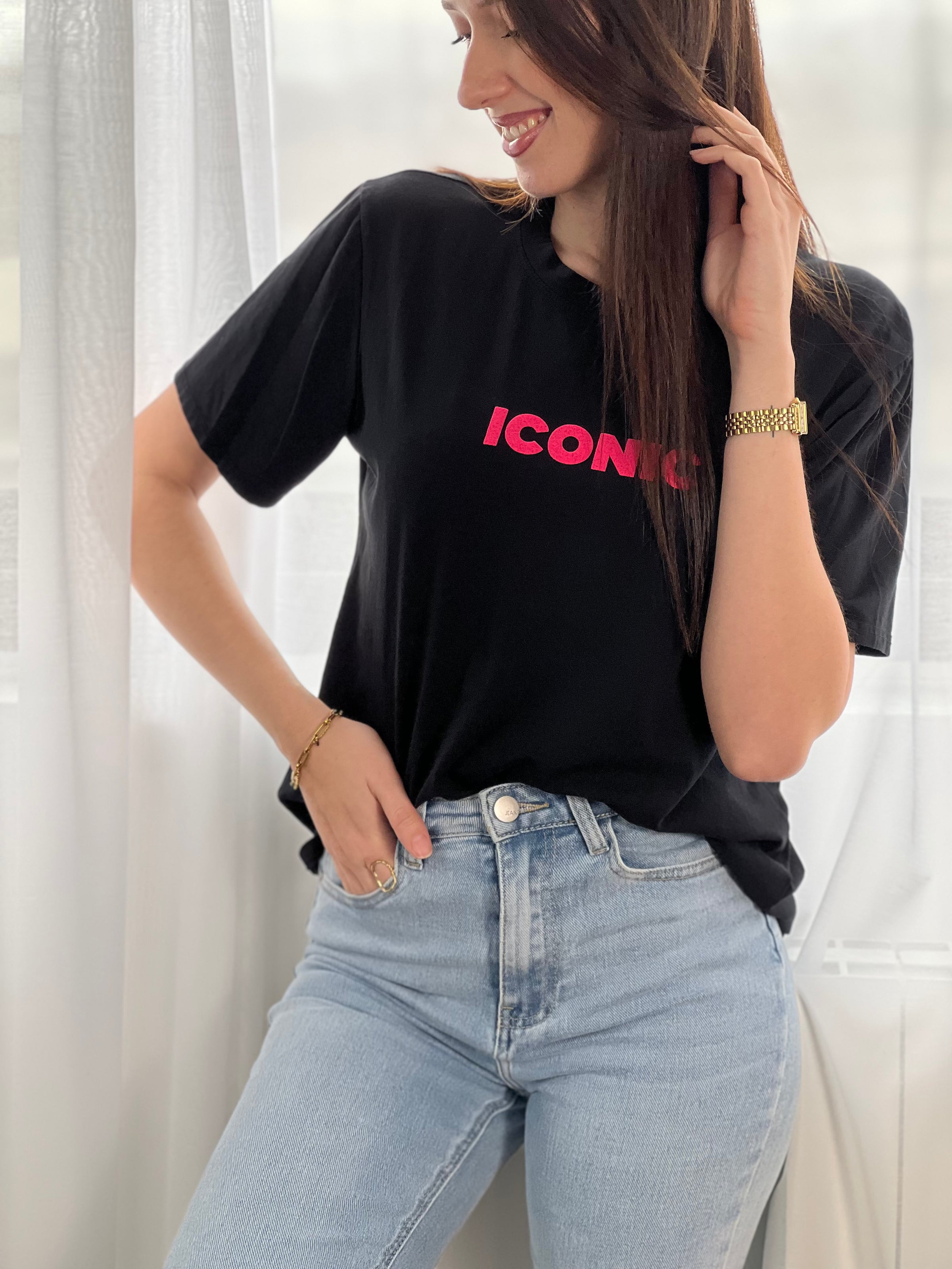 Ajoutez une touche de peps à votre tenue avec ce top noir pour femme, à la fois confortable et tendance. Sa coupe à manches courtes et son col rond en font un indispensable facile à porter au quotidien. On craque pour son inscription rose et orange fluo présente à l’avant et au dos, qui apporte une note dynamique et moderne.