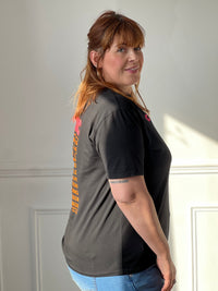 Ajoutez une touche de peps à votre tenue avec ce top noir pour femme, à la fois confortable et tendance. Sa coupe à manches courtes et son col rond en font un indispensable facile à porter au quotidien. On craque pour son inscription rose et orange fluo présente à l’avant et au dos, qui apporte une note dynamique et moderne.