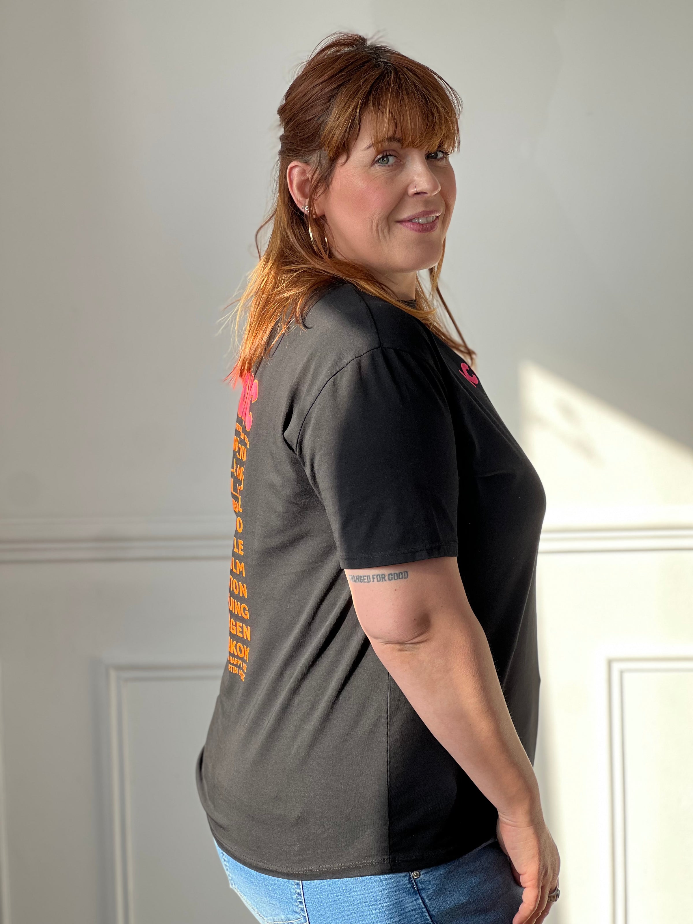 Ajoutez une touche de peps à votre tenue avec ce top noir pour femme, à la fois confortable et tendance. Sa coupe à manches courtes et son col rond en font un indispensable facile à porter au quotidien. On craque pour son inscription rose et orange fluo présente à l’avant et au dos, qui apporte une note dynamique et moderne.