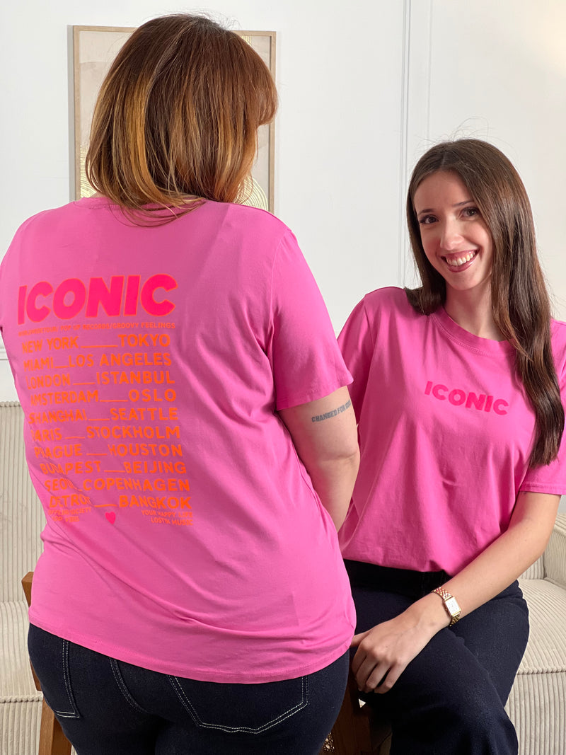 Ajoutez une touche de peps à votre tenue avec ce top rose pour femme, à la fois confortable et tendance. Sa coupe à manches courtes et son col rond en font un indispensable facile à porter au quotidien. On craque pour son inscription rose et orange fluo présente à l’avant et au dos, qui apporte une note dynamique et moderne.