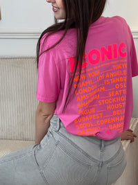 Ajoutez une touche de peps à votre tenue avec ce top rose pour femme, à la fois confortable et tendance. Sa coupe à manches courtes et son col rond en font un indispensable facile à porter au quotidien. On craque pour son inscription rose et orange fluo présente à l’avant et au dos, qui apporte une note dynamique et moderne.